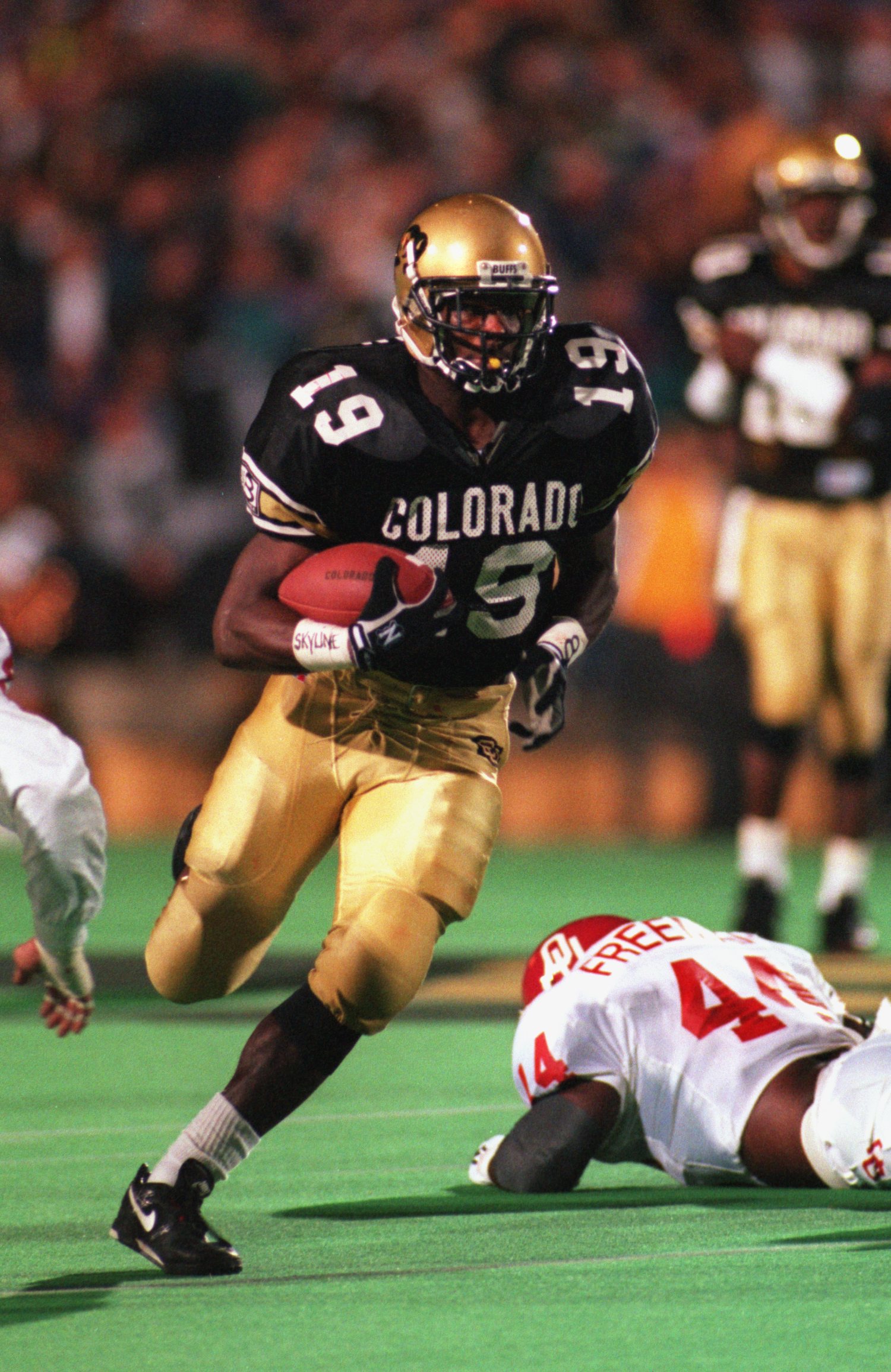 15 Oct 1994: COLORADO RUNNING BACK RASHAAN SALAAM BREAKS INTO THE OPEN FIELD DURING THE BUFFALOES 45-7 VICTORY OVER THE OKLAHOMA SOONERS IN A BIG EIGHT GAME AT FOLSOM FIELD IN BOULDER, COLORADO.