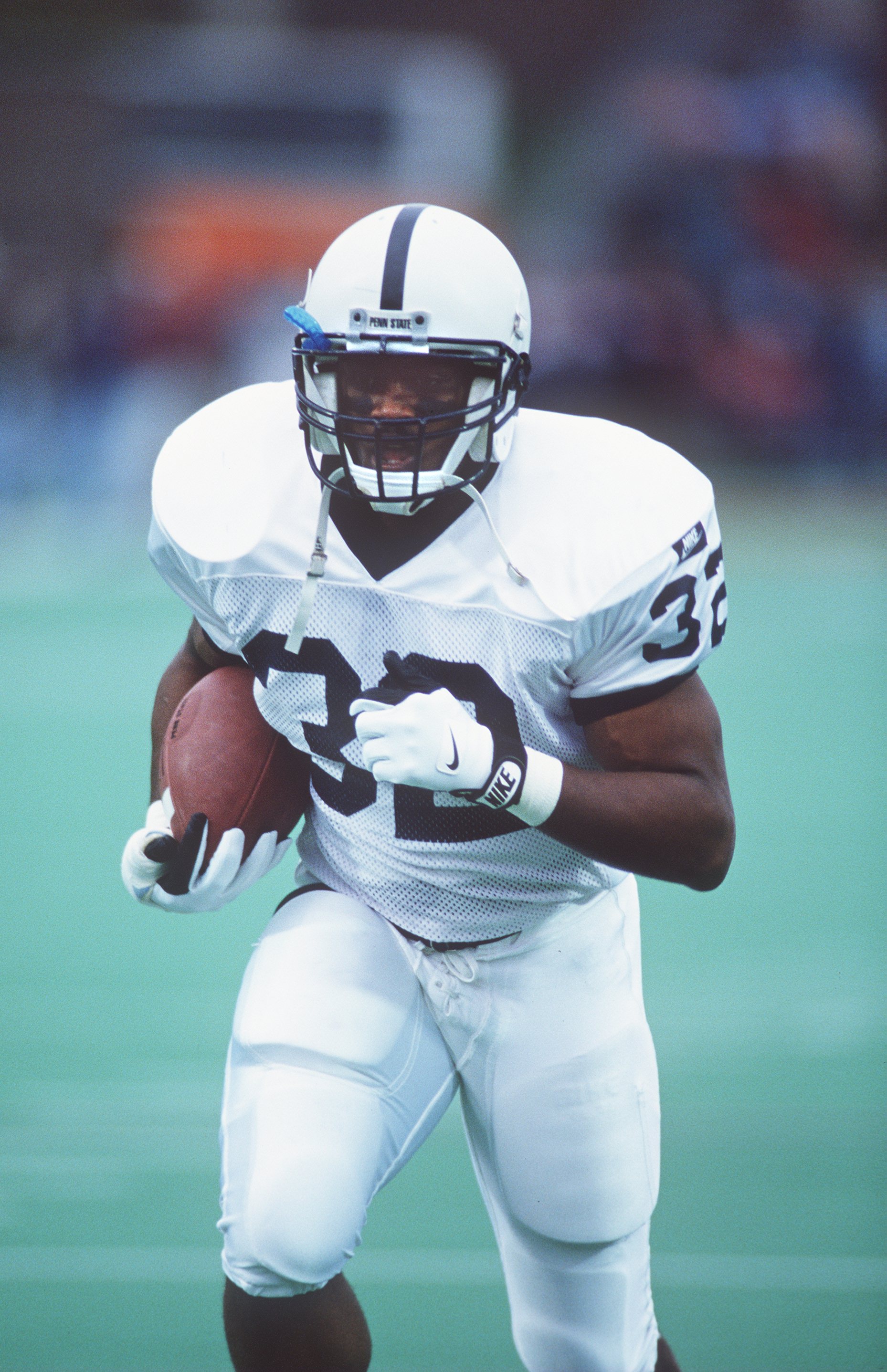 12 Nov 1994: PENN STATE RUNNING BACK KI-JANA CARTER CARRIES THE FOOTBALL DURING THE NITTANY LIONS 35-31 VICTORY OVER THE ILLINOIS FIGHTING ILLINI AT MEMORIAL STADIUM IN CHAMPAIGN, ILLINOIS.