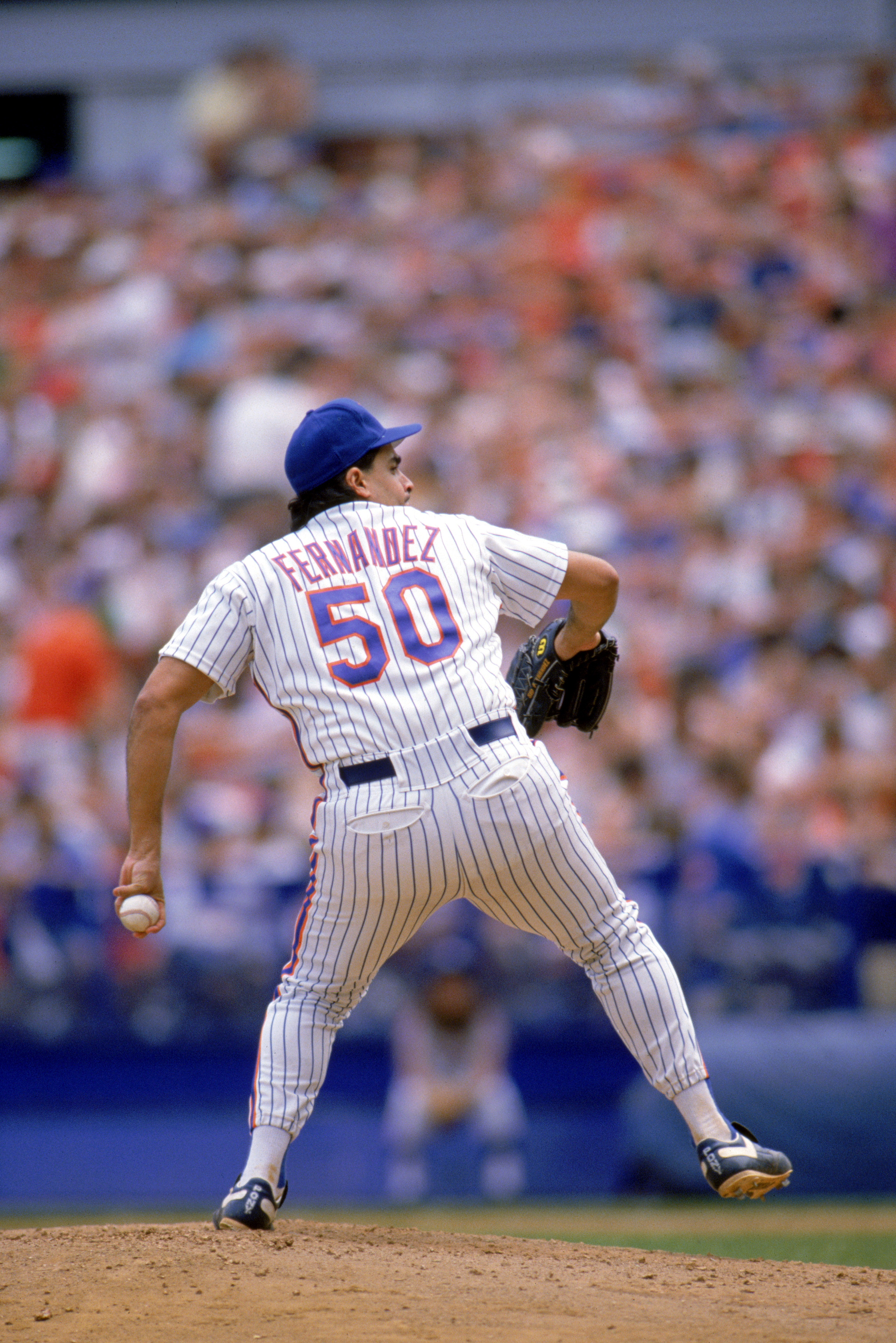 Pitcher Rick Sutcliffe of the Chicago Cubs winds back to pitch during  News Photo - Getty Images