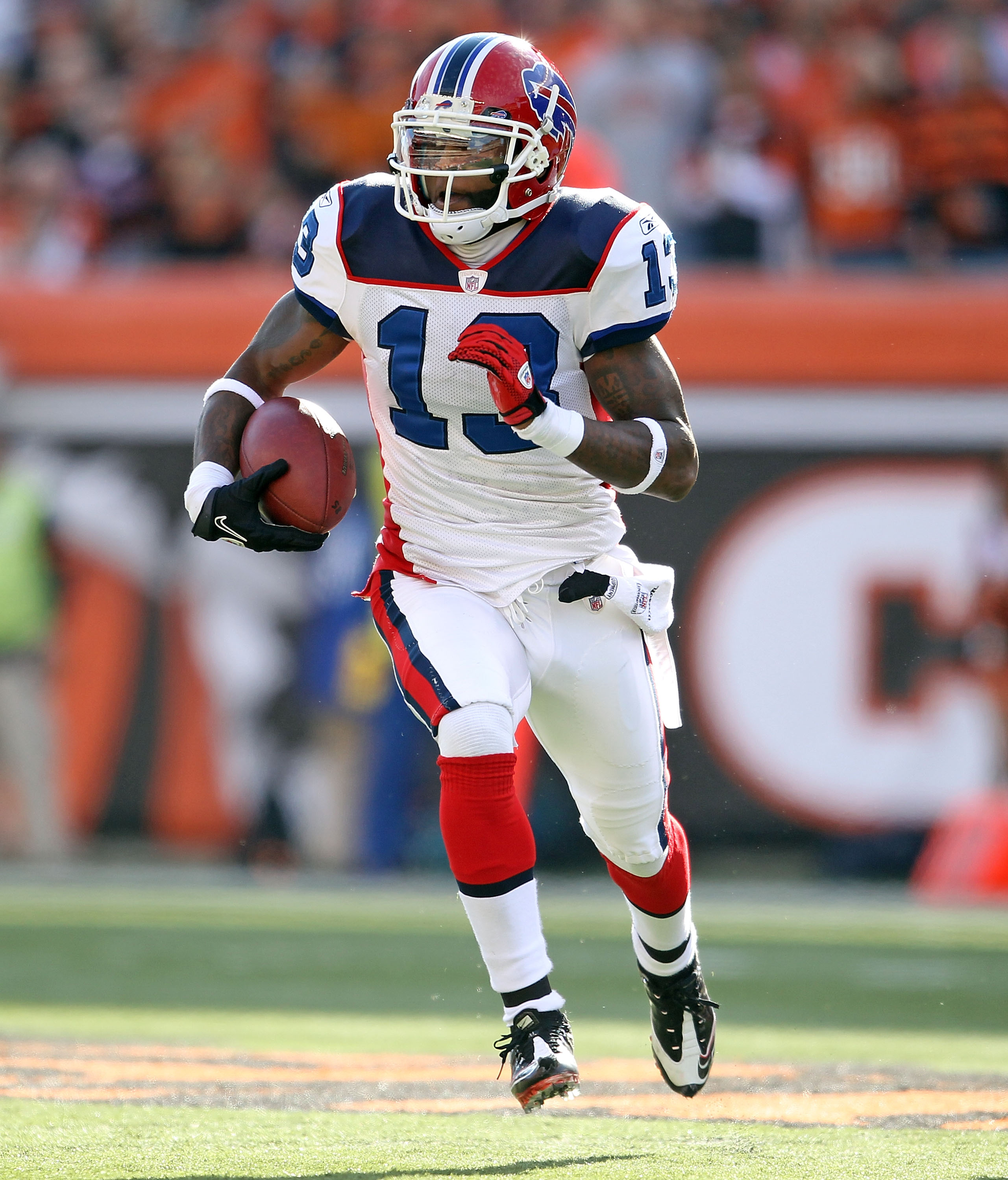 21 September 2008: Buffalo Bills' running back Marshawn Lynch rushes for  yardage in the first quarter against the Oakland Raiders at Ralph Wilson  Stadium in Orchard Park, NY. The Bills defeated the