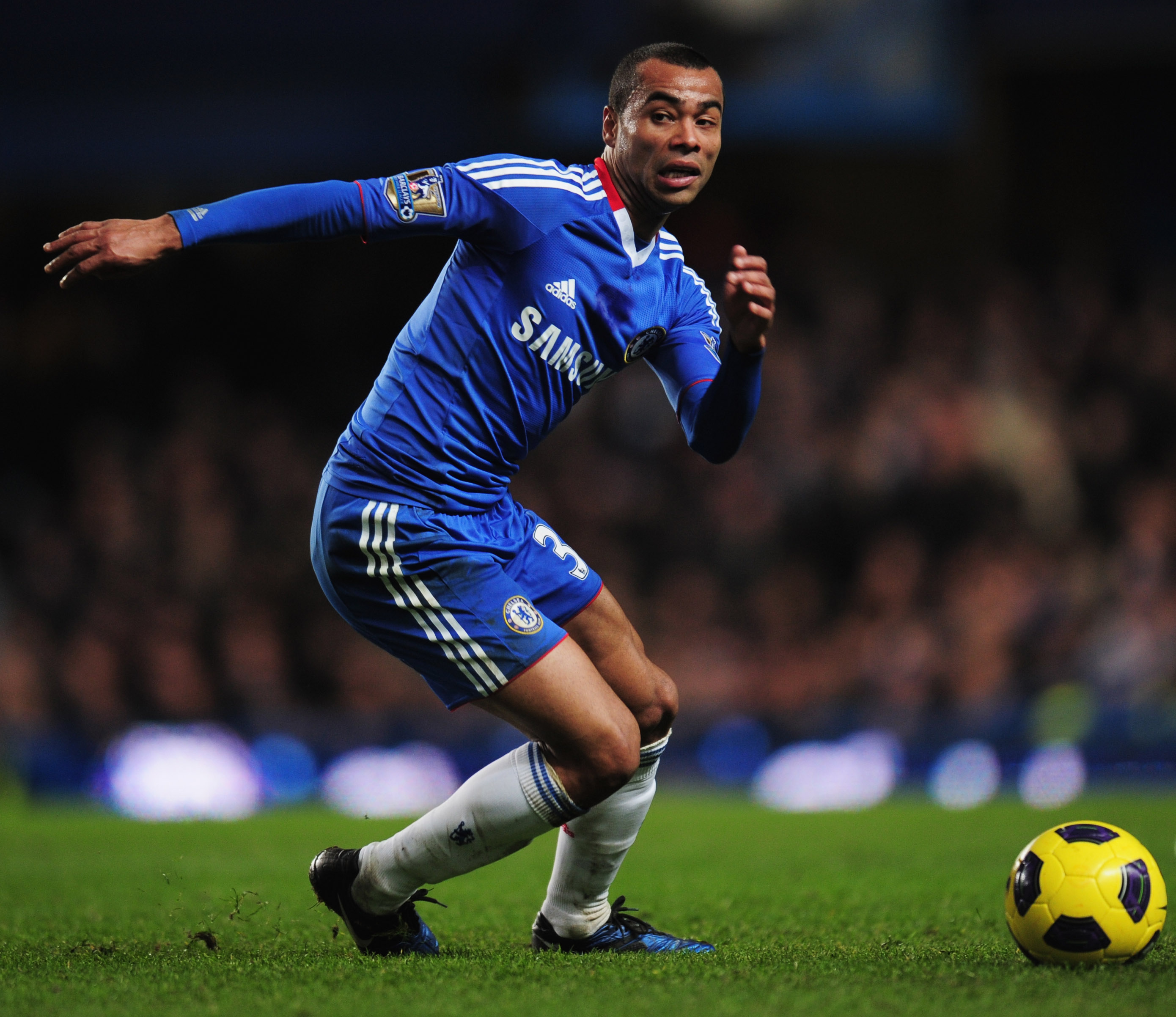 LONDON, ENGLAND - DECEMBER 04:  Ashley Cole of Chelsea in action during the Barclays Premier League match between Chelsea and Everton at Stamford Bridge on December 4, 2010 in London, England.  (Photo by Shaun Botterill/Getty Images)