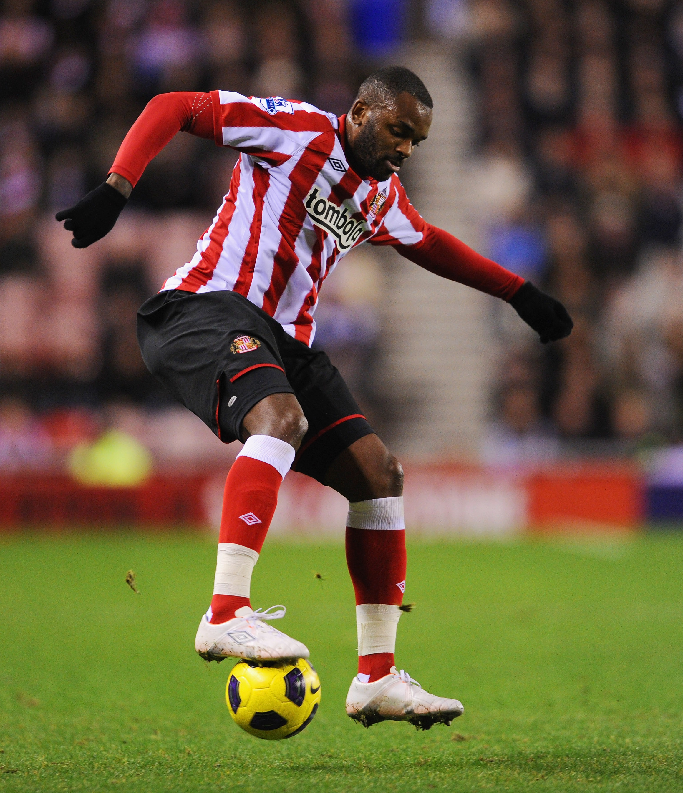 SUNDERLAND, ENGLAND - NOVEMBER 22: Darren Bent of Sunderland on the ball during the Barclays Premier League match between Sunderland and Everton at the Stadium of Light on November 22, 2010 in Sunderland, England.  (Photo by Michael Regan/Getty Images)