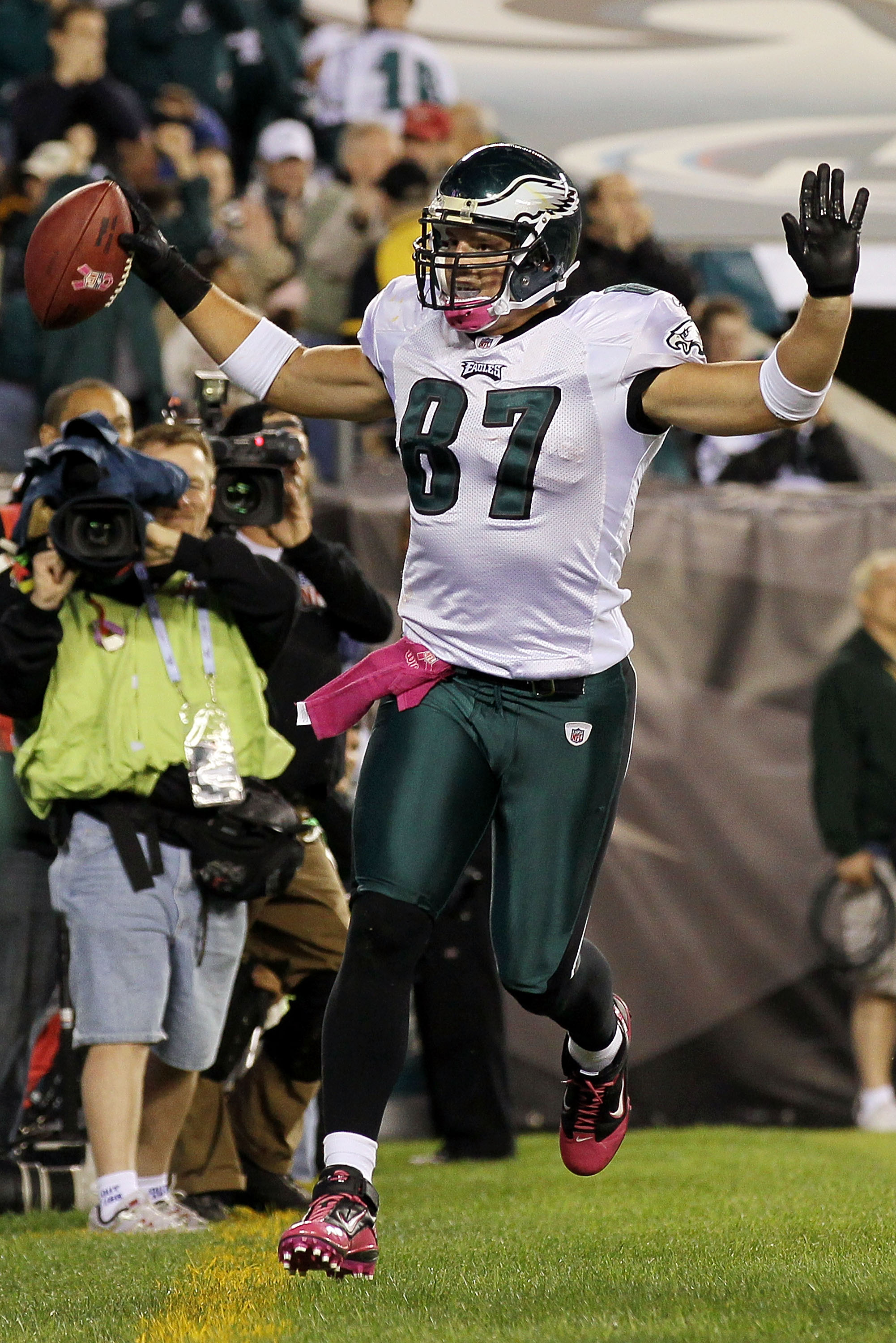 November 23, 2014: Philadelphia Eagles tight end Brent Celek (87) in action  during the NFL game between the Tennessee Titans and the Philadelphia Eagles  at Lincoln Financial Field in Philadelphia, Pennsylvania. The