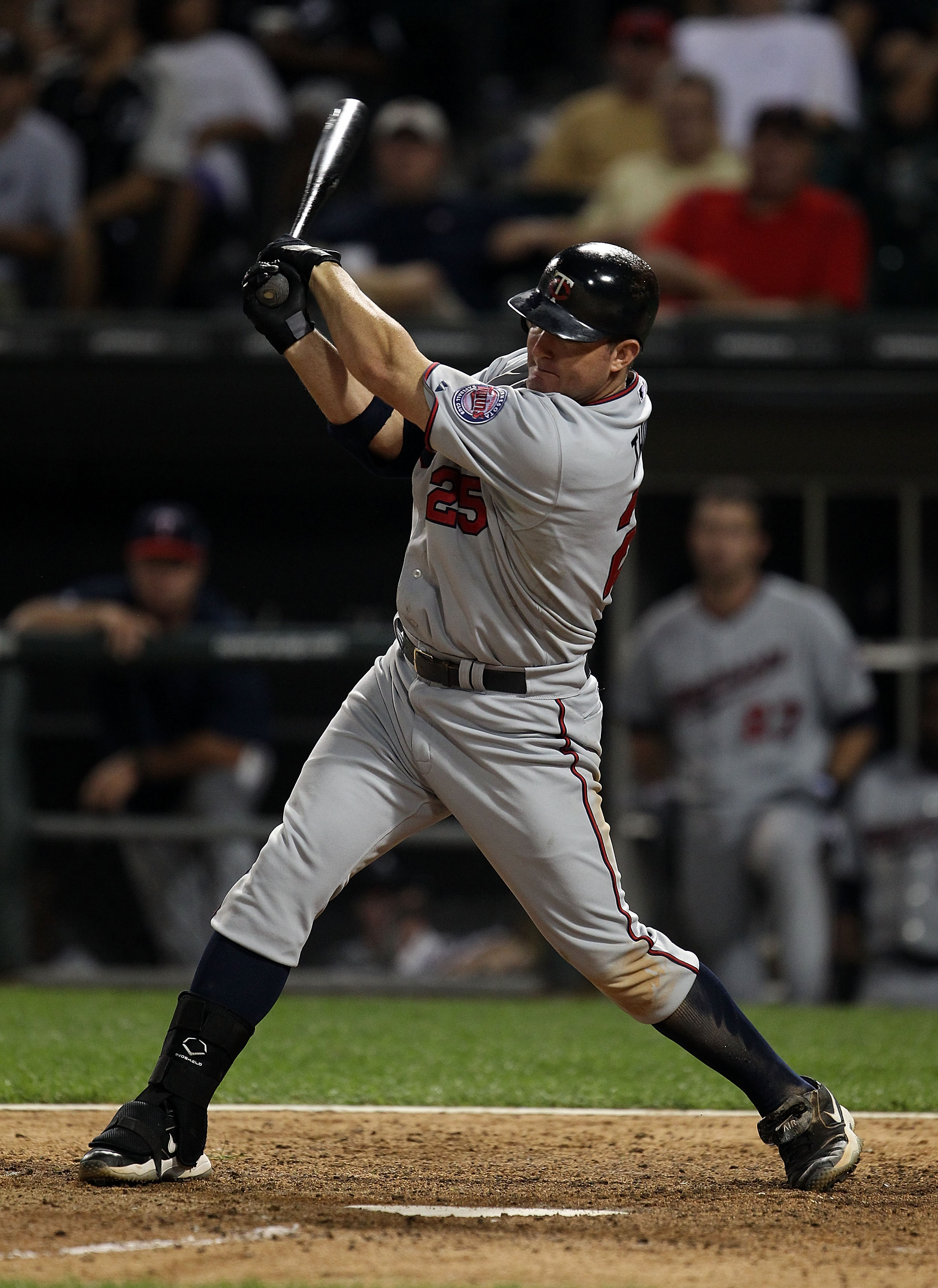 CHICAGO, IL - AUGUST 10: Designated hitter Jim Thome #25 of the