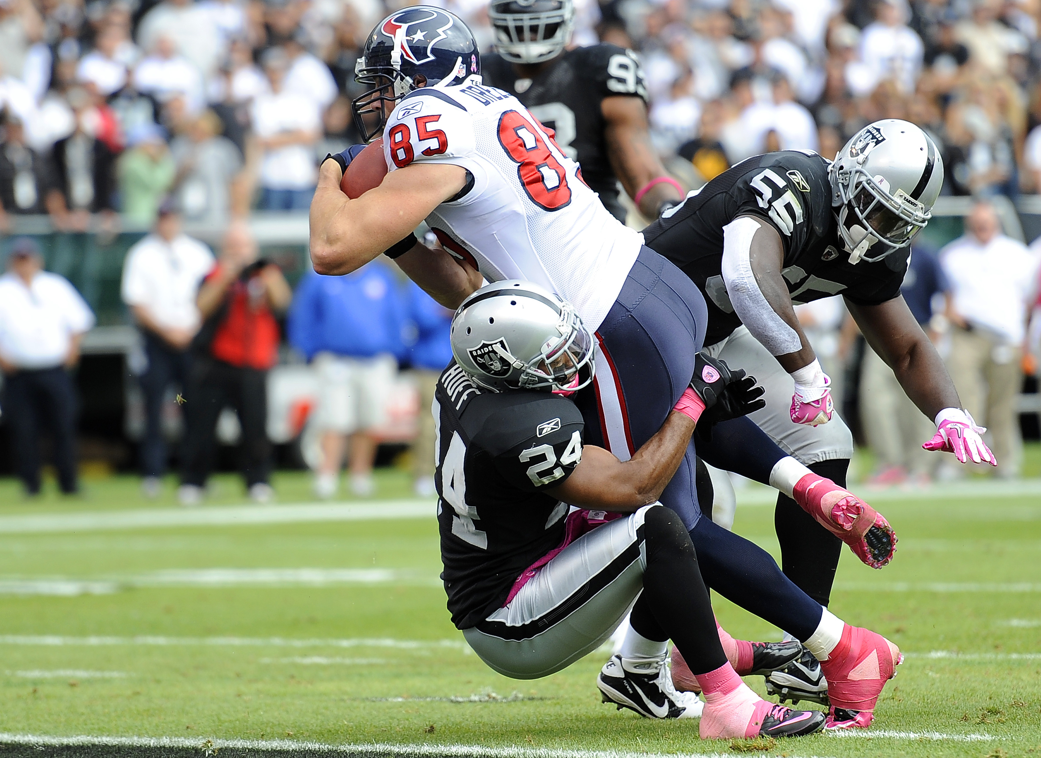 Houston Texans tight end Joel Dreessen (#85) runs past San Diego