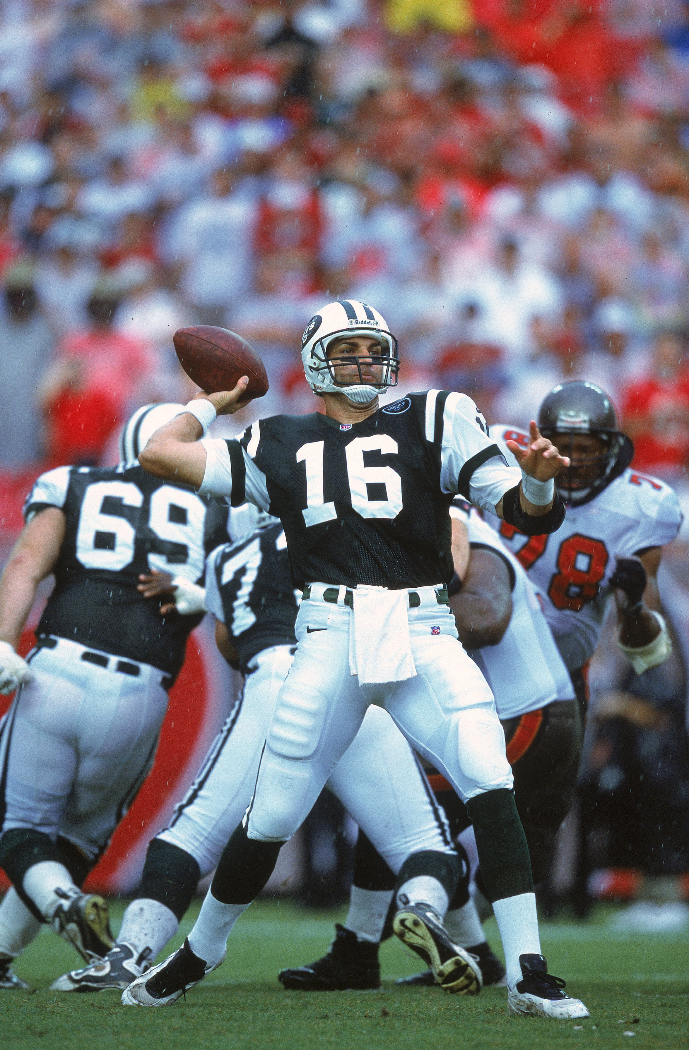 24 Sep 2000:  Vinny Testaverde #16 of the New York Jets gets ready to pass the ball during the game against the Tampa Bay Buccaneers at the Raymond James Stadium in Tampa, Florida. The Jets defeated the Buccaneers 21-17.Mandatory Credit: Craig Jones  /All