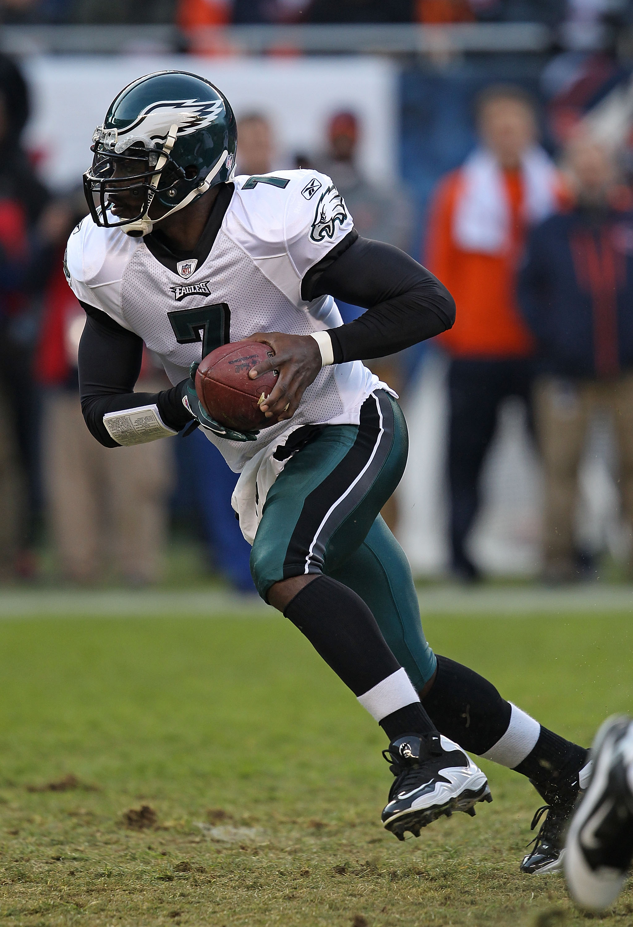 Oakland, California, USA. 18th Oct, 2009. Philadelphia Eagles quarterback Michael  Vick #7 spent most of the game on the sidelines not getting a chance to  play on Sunday, October 18, 2009, at