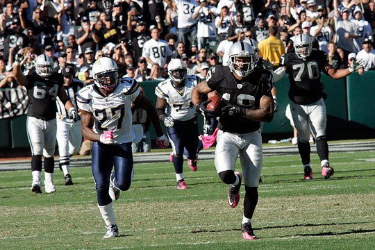 November 14, 1999 - Oakland, California, U.S - Oakland Raiders vs. San  Diego Chargers at Oakland Alameda County Coliseum Sunday, November 14,  1999. Raiders beat Chargers 28-9. San Diego Chargers running back