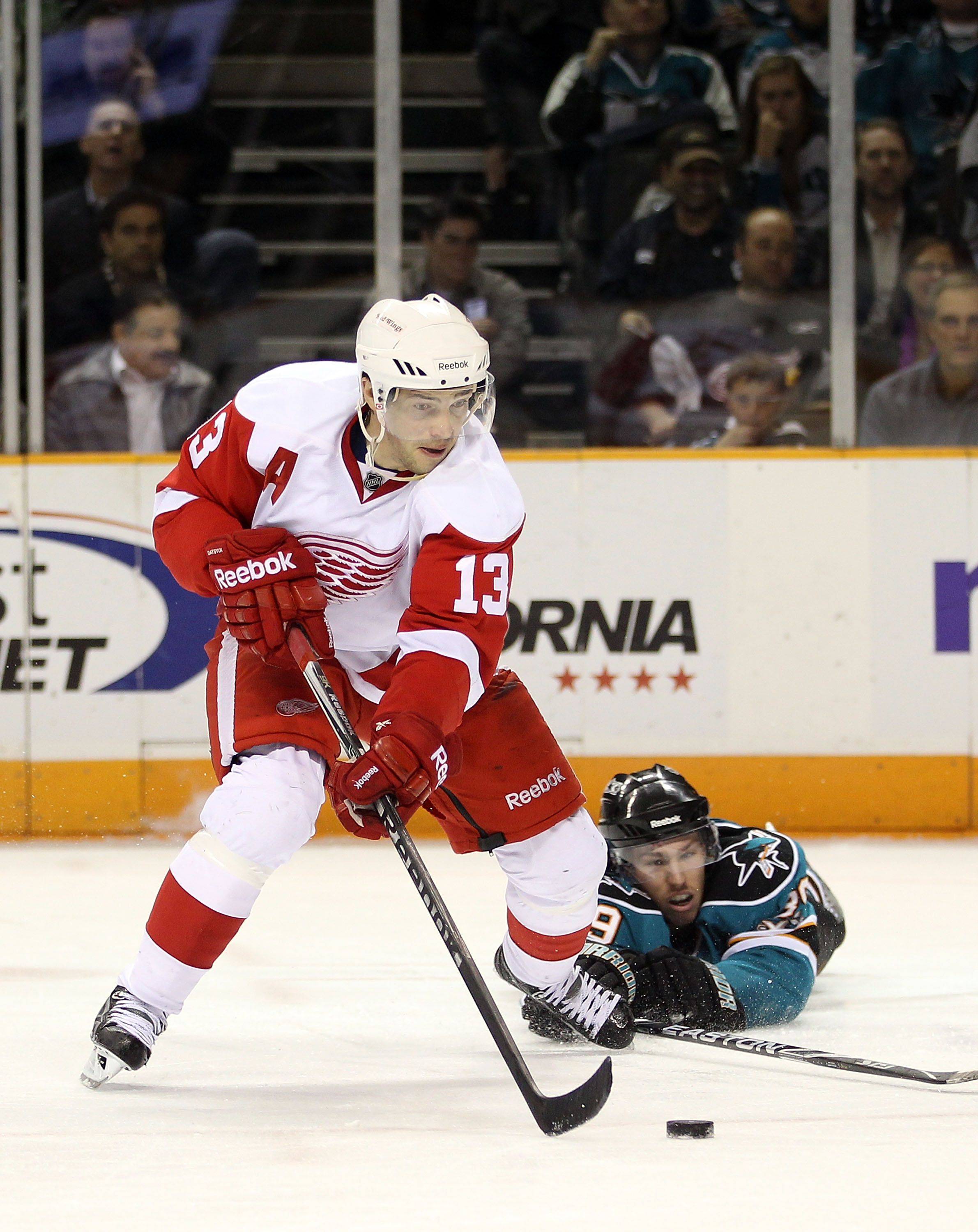 SAN JOSE, CA - NOVEMBER 30:  Pavel Datsyuk #13 of the Detroit Red Wings and Logan Couture #39 of the San Jose Sharks go for the puck at HP Pavilion on November 30, 2010 in San Jose, California.  (Photo by Ezra Shaw/Getty Images)