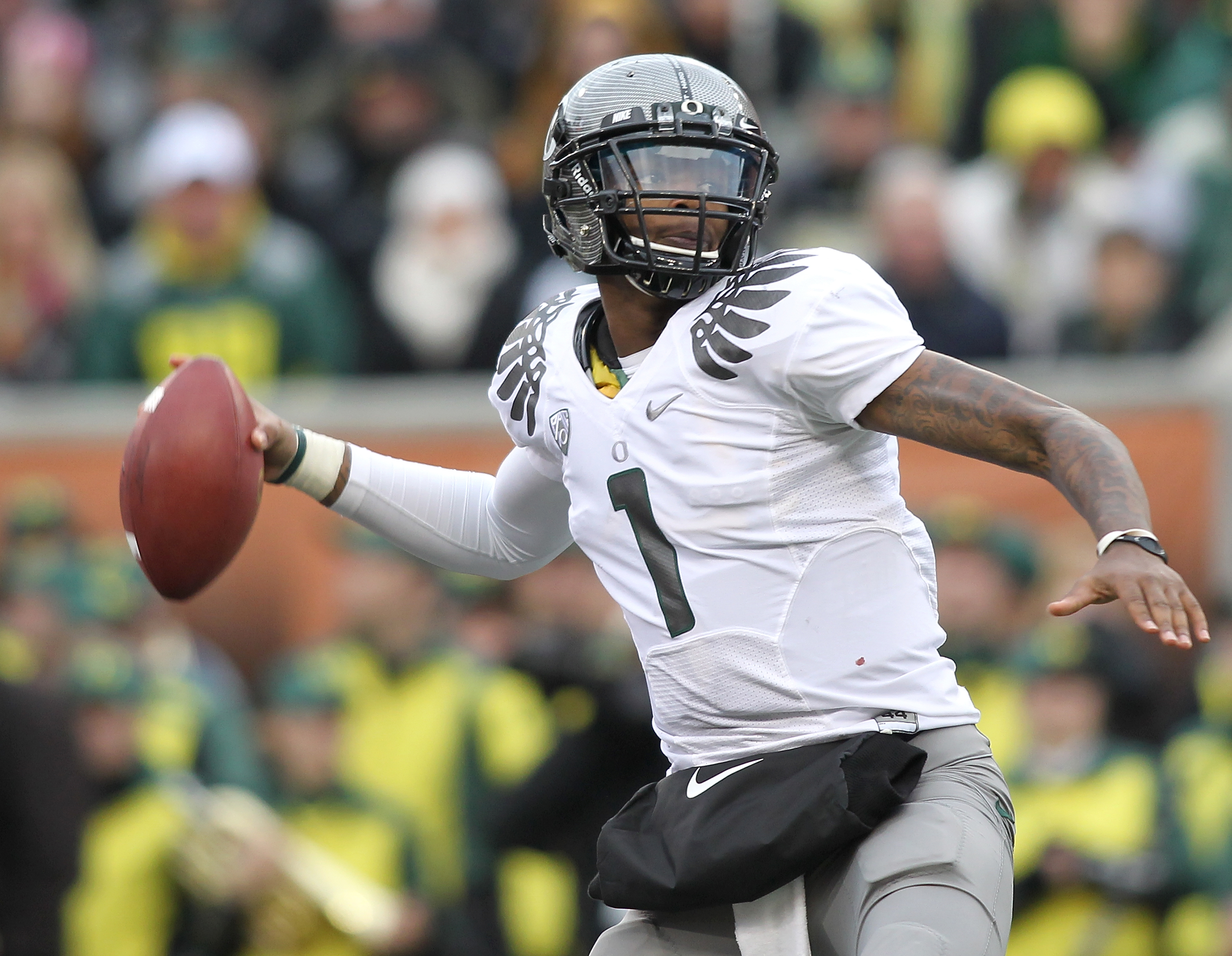 CORVALLIS, OR - DECEMBER 04:  Darron Thomas #1 of the Oregon Ducks throws a pass against the Oregon State Beavers during the 114th Civil War on December 4, 2010 at the Reser Stadium in Corvallis, Oregon.  (Photo by Jonathan Ferrey/Getty Images)