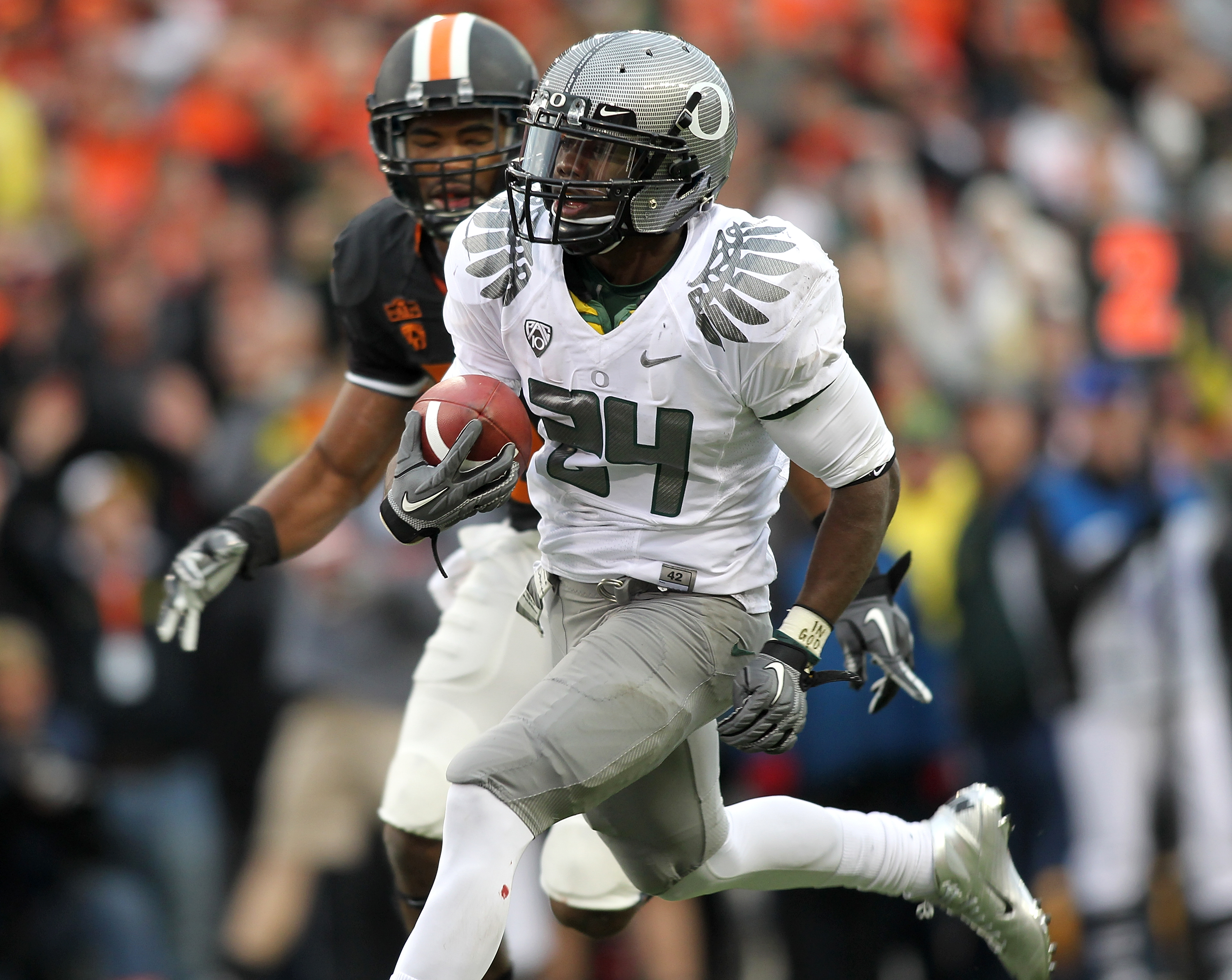 CORVALLIS, OR - DECEMBER 04:  Kenjon Barner #24 of the Oregon Ducks runs for a touchdown against the Oregon State Beavers during the 114th Civil War on December 4, 2010 at the Reser Stadium in Corvallis, Oregon.  (Photo by Jonathan Ferrey/Getty Images)