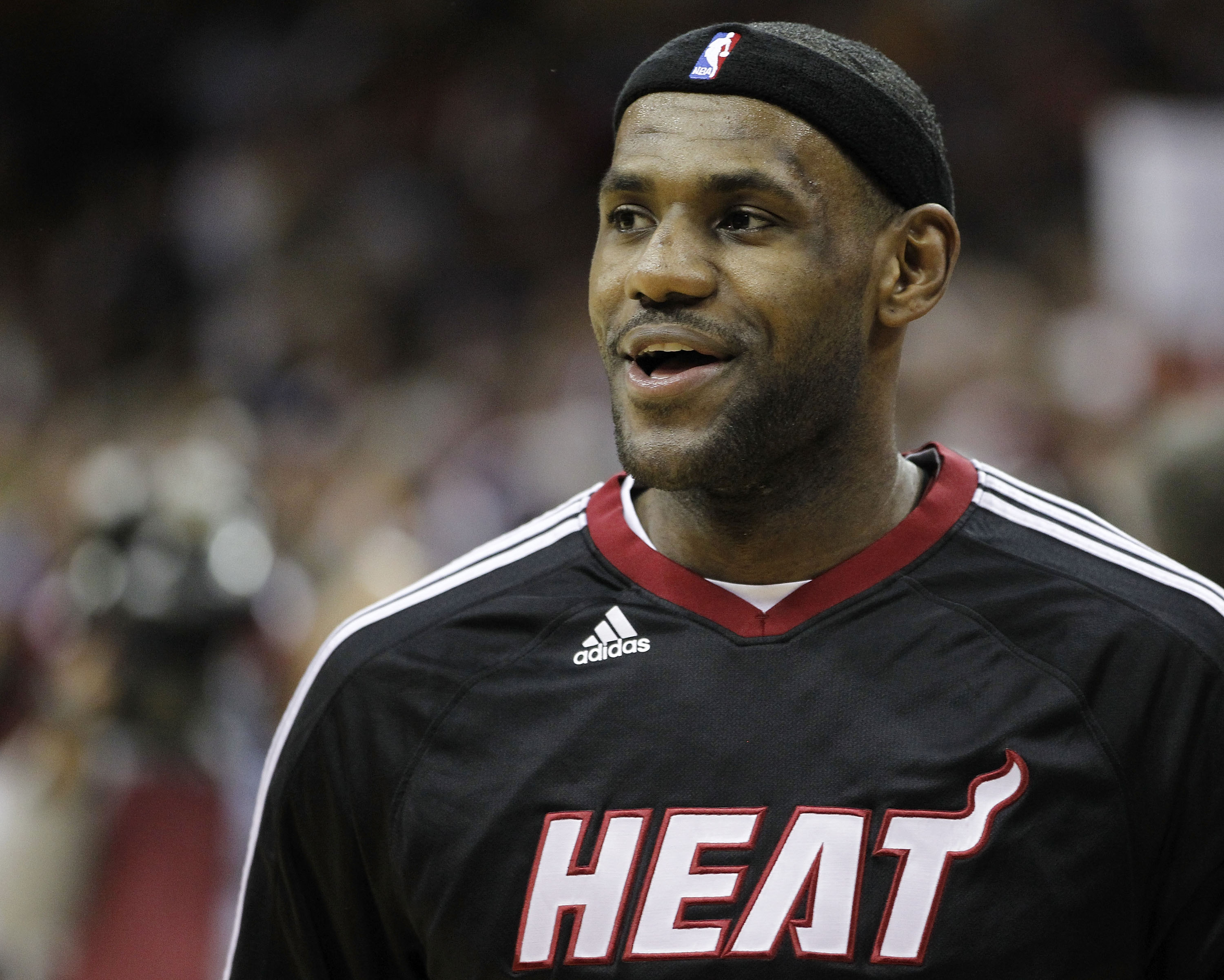 Sleeved jerseys not enough to stop LeBron, Heat in Christmas Day