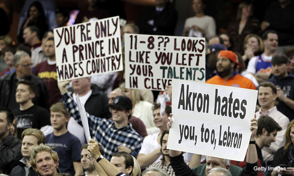 Fan has hilarious sign about LeBron and fish sticks (Photo)