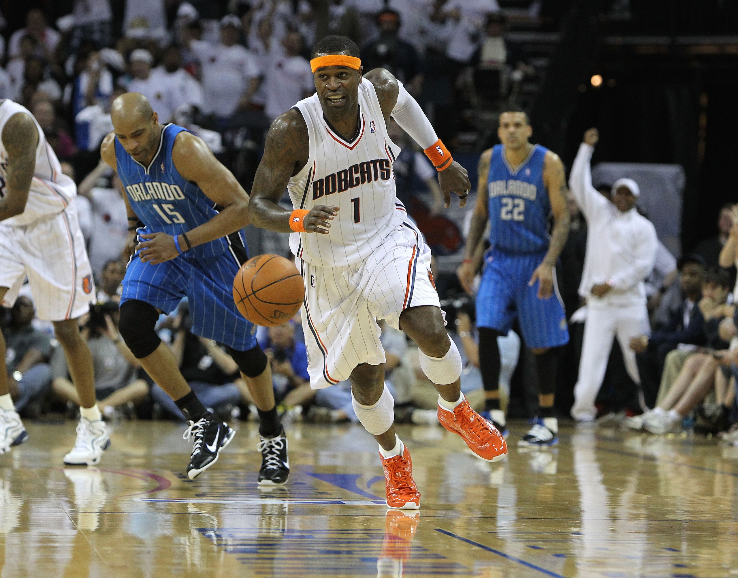 CHARLOTTE, NC - APRIL 24: Guard Stephen Jackson #1 of the Charlotte Bobcats chases a loose ball while guard Vince Carter #15 of the Orlando Magic pursues during Game Three of the Eastern Conference Quarterfinals during the 2010 NBA Playoffs at Time Warne CHARLOTTE, NC - APRIL 24: Guard Stephen Jackson #1 of the Charlotte Bobcats chases a loose ball while guard Vince Carter #15 of the Orlando Magic pursues during Game Three of the Eastern Conference Quarterfinals during the 2010 NBA Playoffs at Time Warne