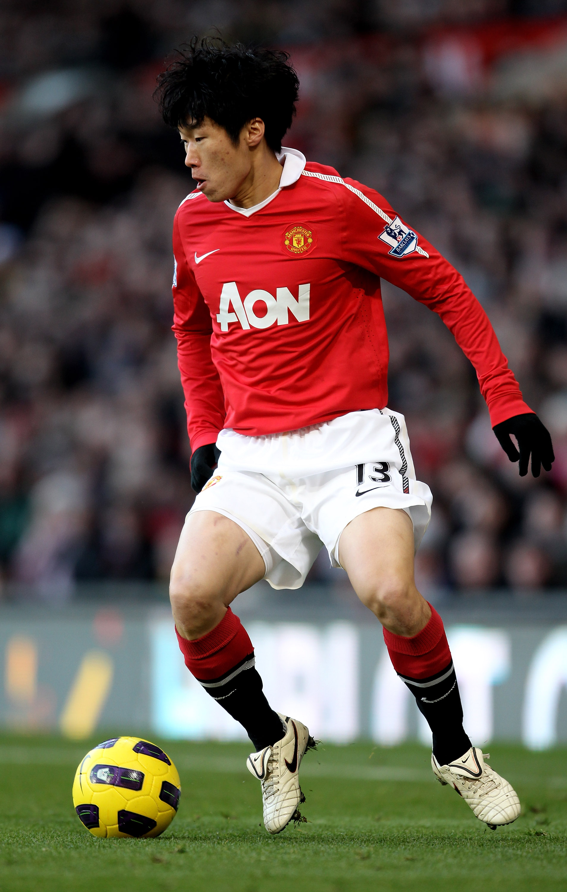 MANCHESTER, ENGLAND - NOVEMBER 27:  Ji-Sung Park of Manchester United in action during the Barclays Premier League match between Manchester United and Blackburn Rovers at Old Trafford on November 27, 2010 in Manchester, England.  (Photo by Alex Livesey/Ge