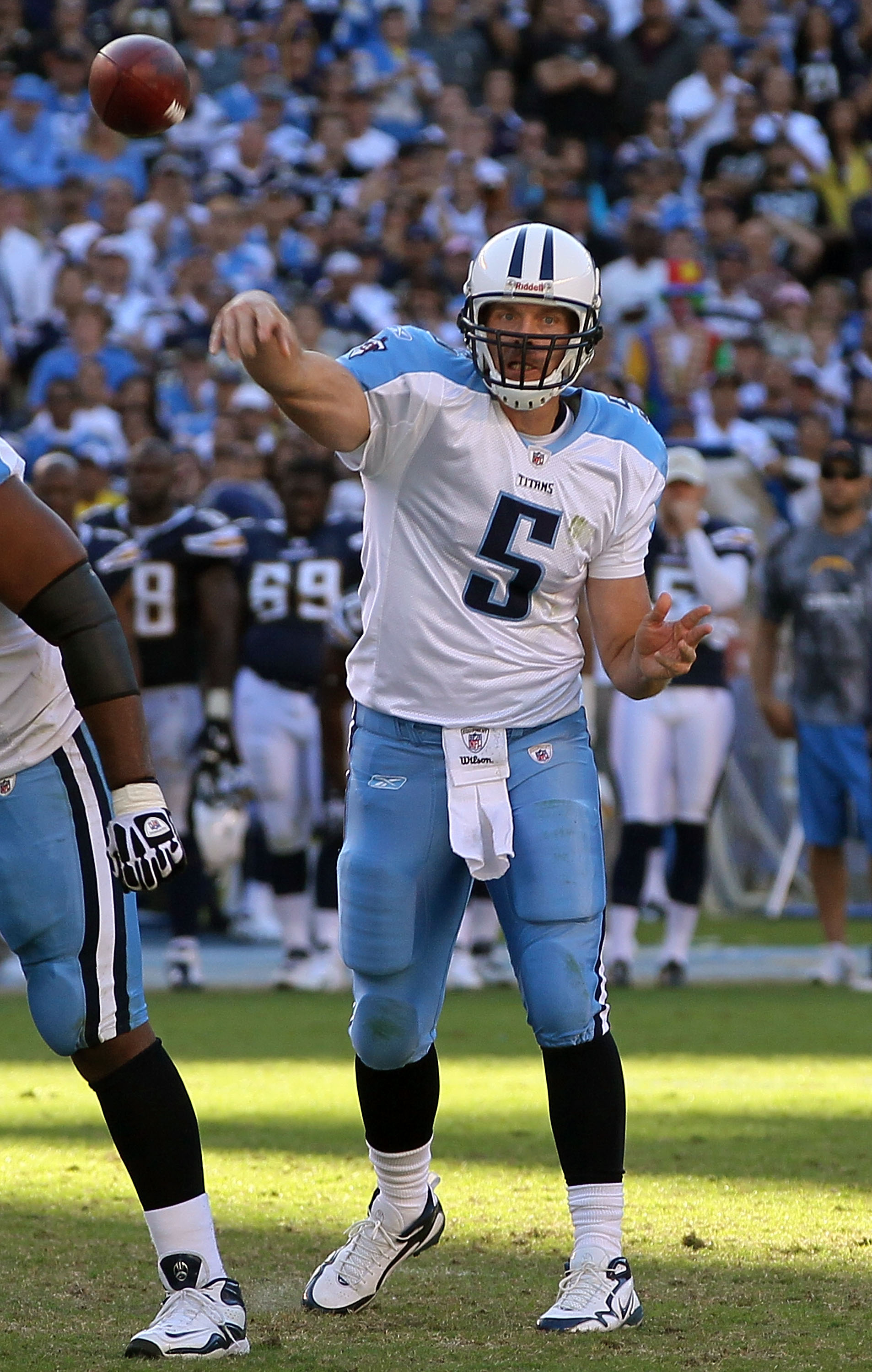 10 October 2010: Former Titans quarterback Vince Young throwing the  football. The Tennessee Titans defeated the Dallas Cowboys 34 to 27 at  Cowboys Stadium in Arlington, Texas. (Icon Sportswire via AP Images Stock  Photo - Alamy