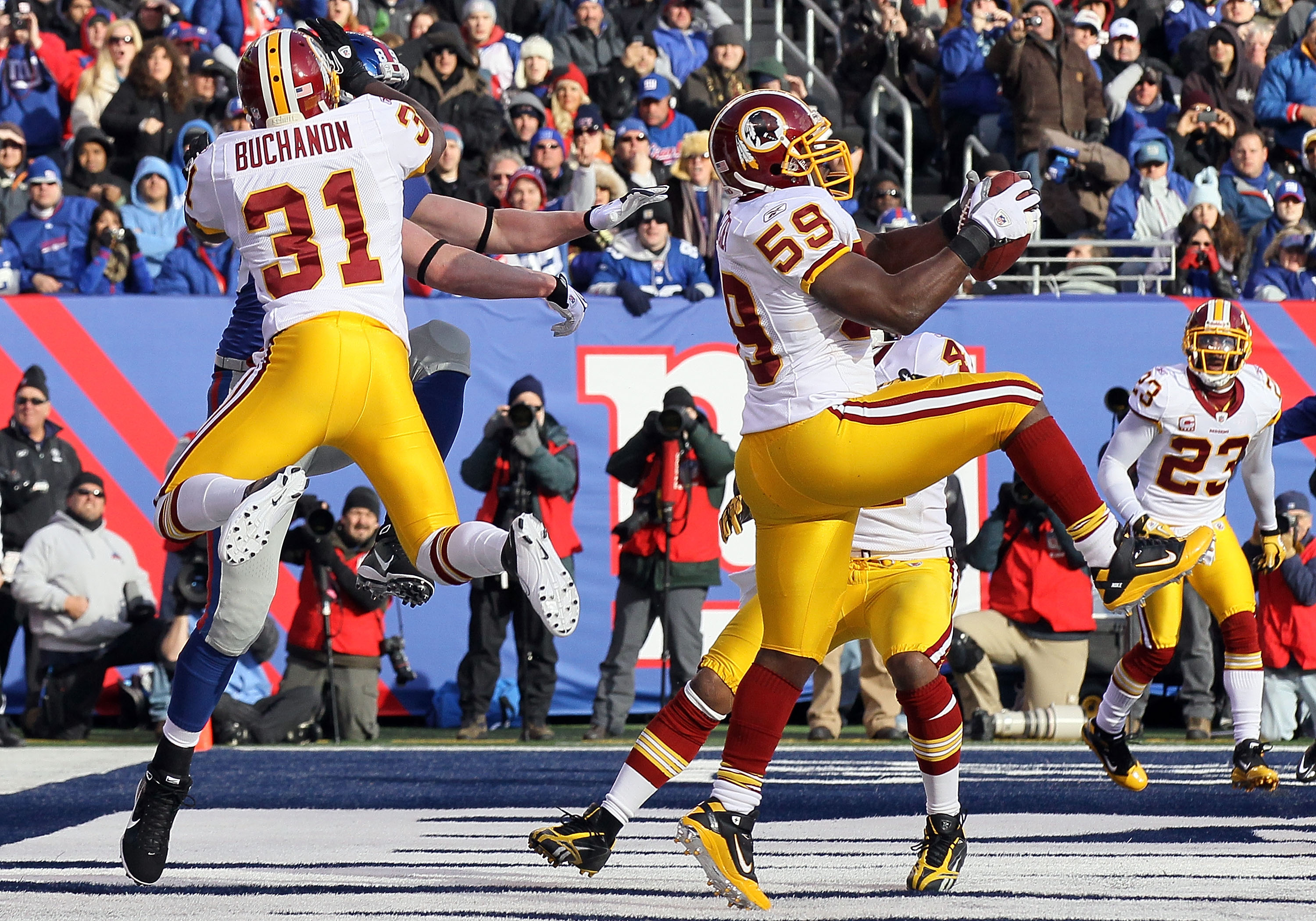 Washington Redskins linebacker London Fletcher (59) intercepts a