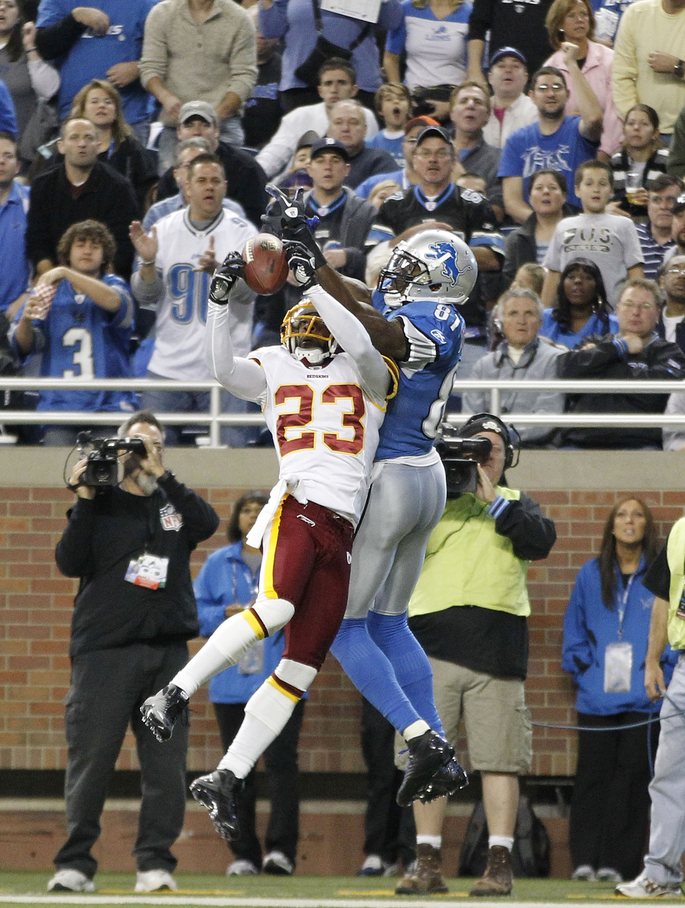 Washington Redskins' Santana Moss, left, makes a leaping catch in front of  New York Giants' Kevin Dockery in the second quarter, Sunday, December 16,  2007, at Giants Stadium in East Rutherford, New