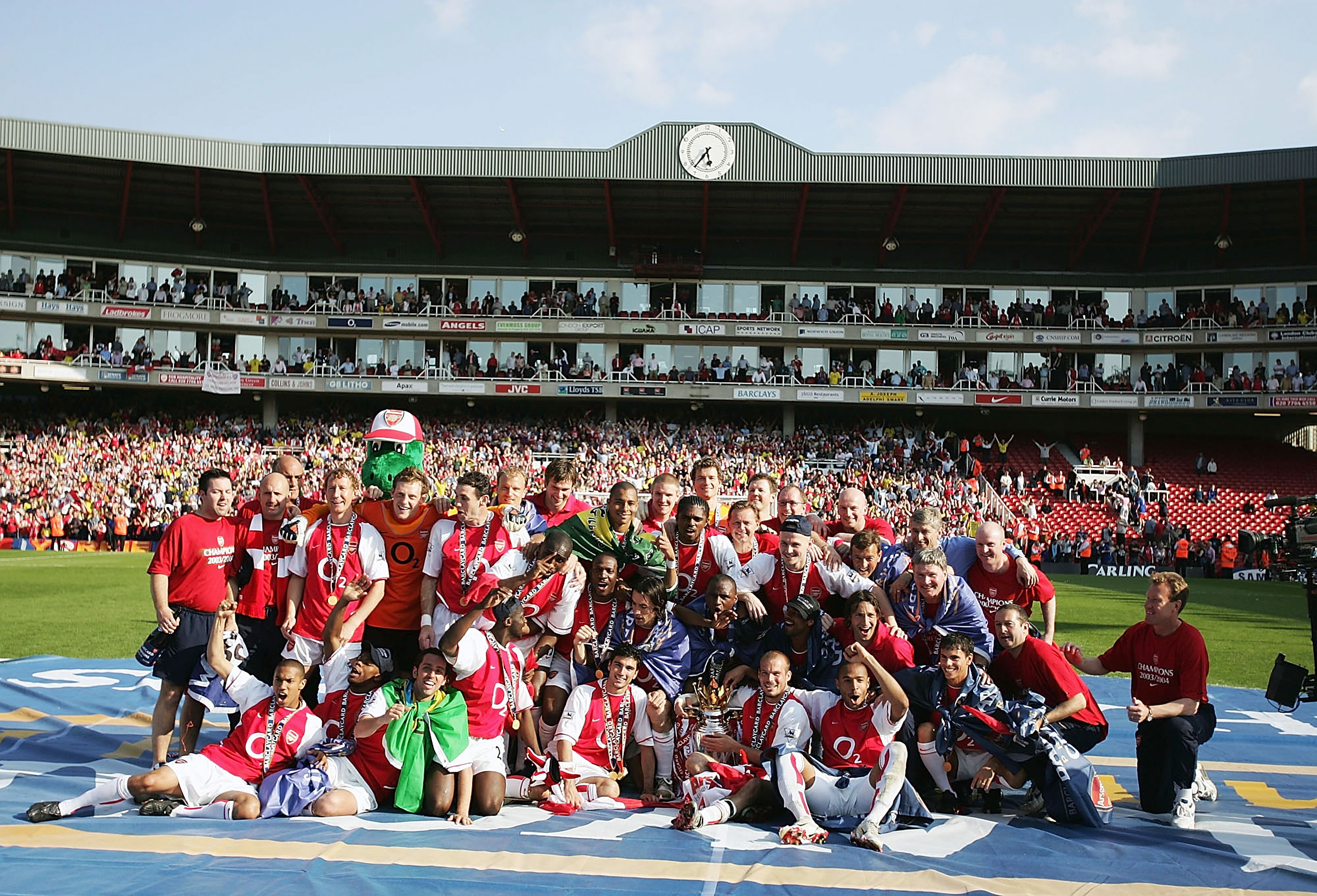 LONDON - MAY 15:  Arsenals players celebrate winning the Premiership during the FA Barclaycard Premiership match between Arsenal and Leicester City at Highbury on May 15, 2004 in London.  (Photo by Clive Mason/Getty Images)