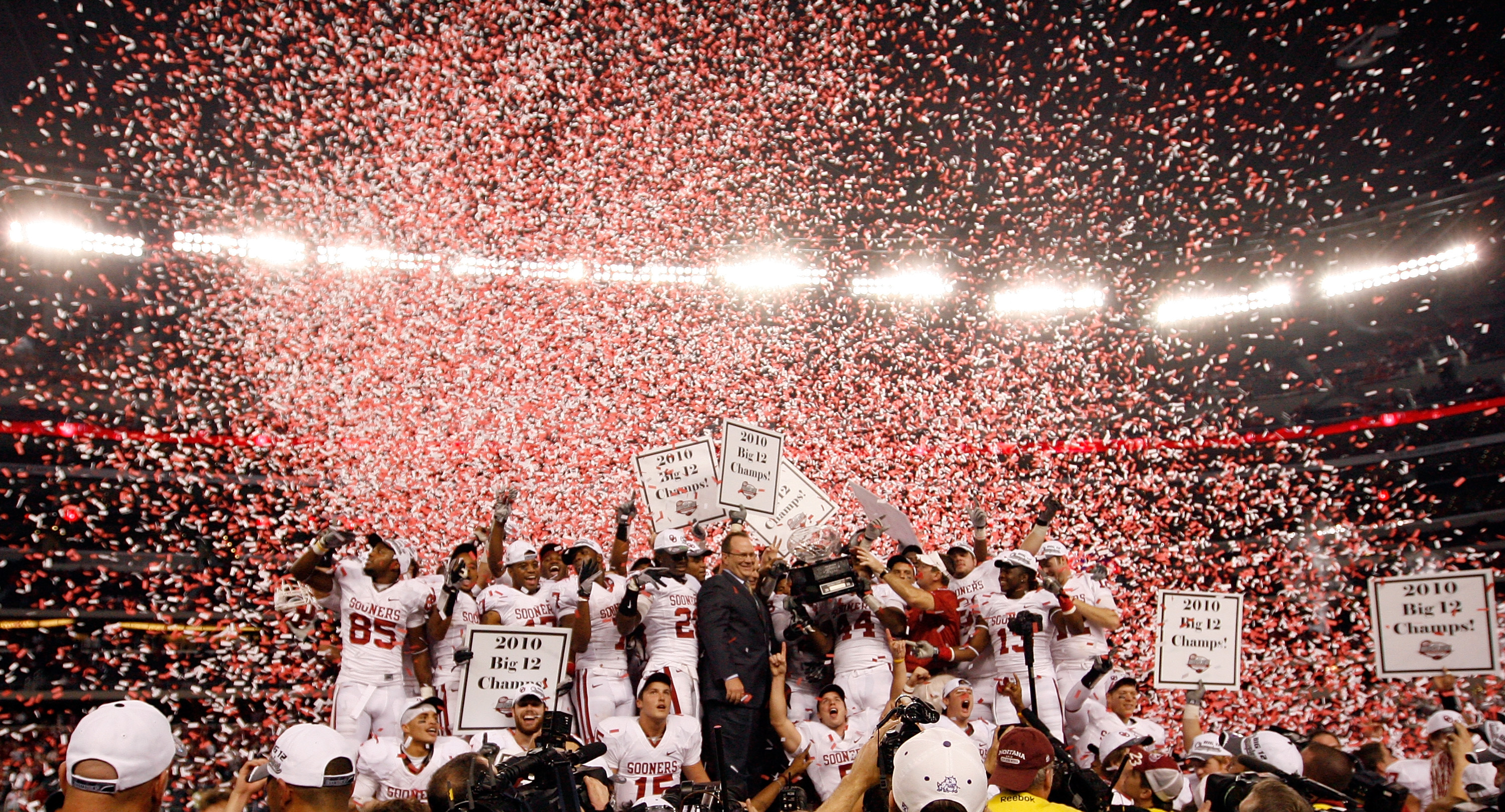 ARLINGTON, TX - DECEMBER 04:  The Oklahoma Sooners celebrates with the Big 12 Championship Trophy after the Sooners beat the Nebraska Cornhuskers 23-20 at Cowboys Stadium on December 4, 2010 in Arlington, Texas.  (Photo by Tom Pennington/Getty Images)