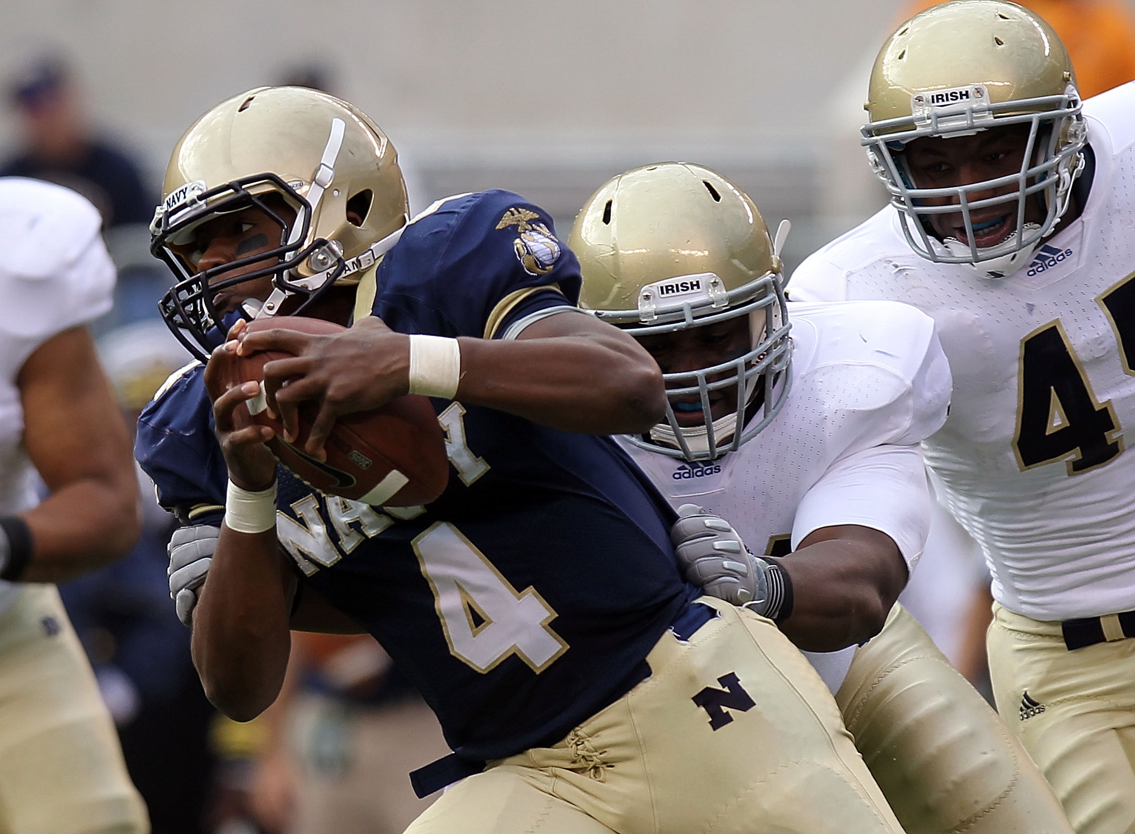 EAST RUTHERFORD, NJ - OCTOBER 23: Ricky Dobbs #4 of the Navy Midshipmen rushes with the ball against the Notre Dame Fighting Irish at New Meadowlands Stadium on October 23, 2010 in East Rutherford, New Jersey. (Photo by Nick Laham/Getty Images)
