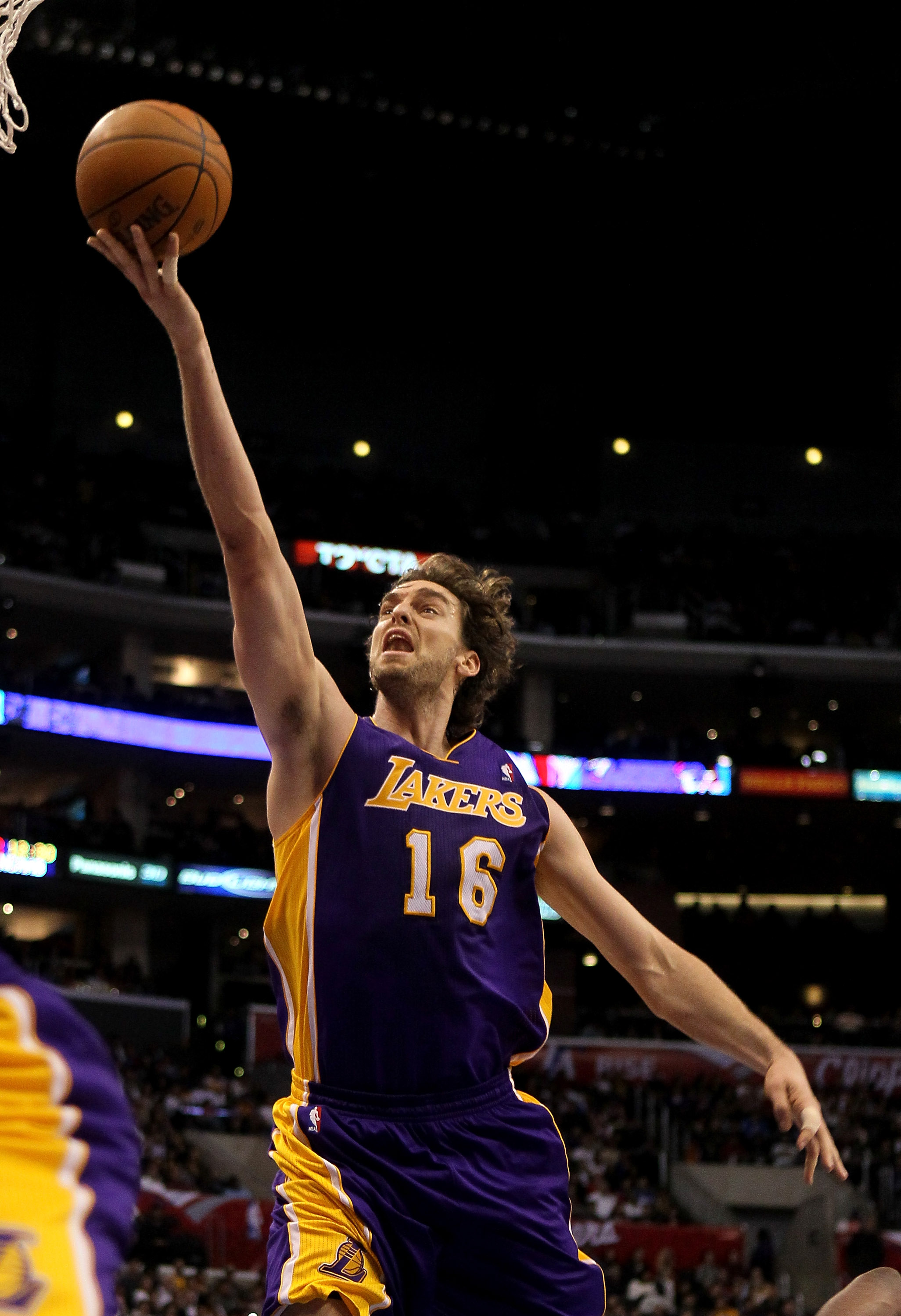 LOS ANGELES, CA - DECEMBER 08:  Pau Gasol #16 of the Los Angeles Lakers shoots against the Los Angeles Clippers at Staples Center on December 8, 2010 in Los Angeles, California.  NOTE TO USER: User expressly acknowledges and agrees that, by downloading an