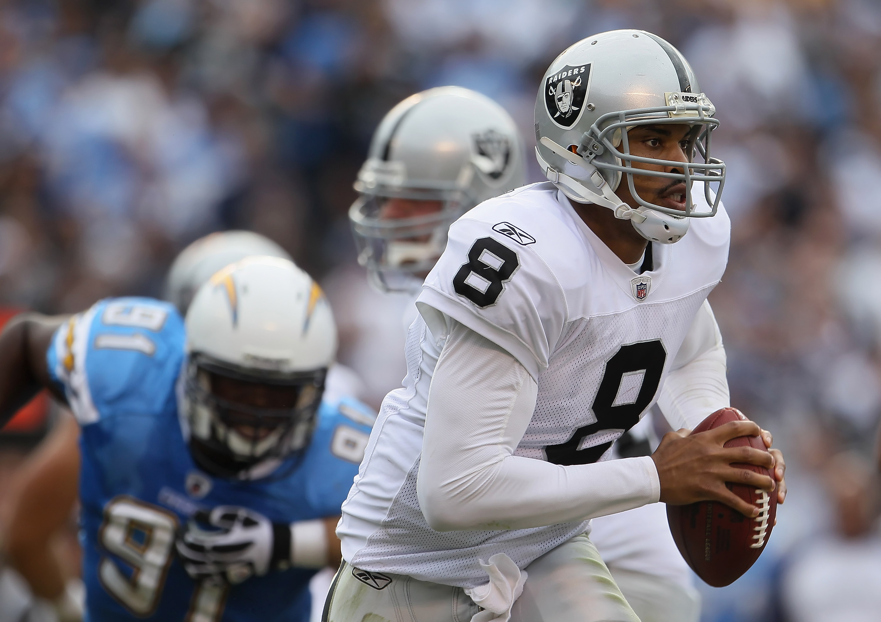 Oakland Raiders tie Denver Broncos for first place in AFC West