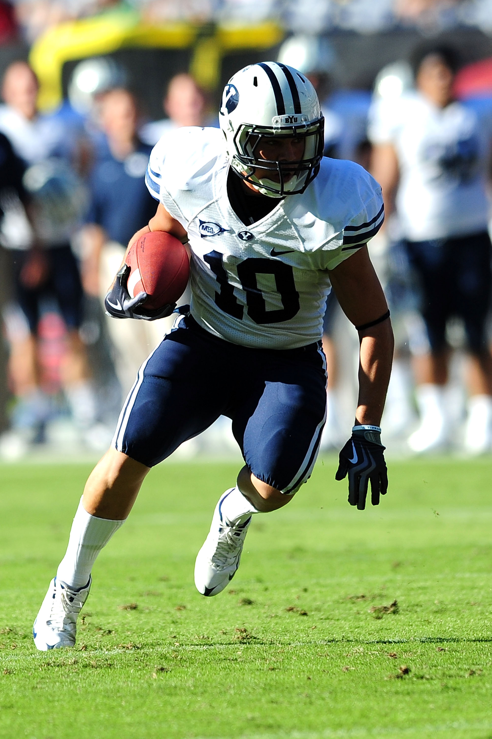 SAN DIEGO - OCTOBER 17:JJ Di Luigi #10 of BYU Cougars runs the ball against San Diego State Aztecs at Qualcomm Stadium on October 17, 2009 in San Diego, California. (Photo by Jacob de Golish/Getty Images)