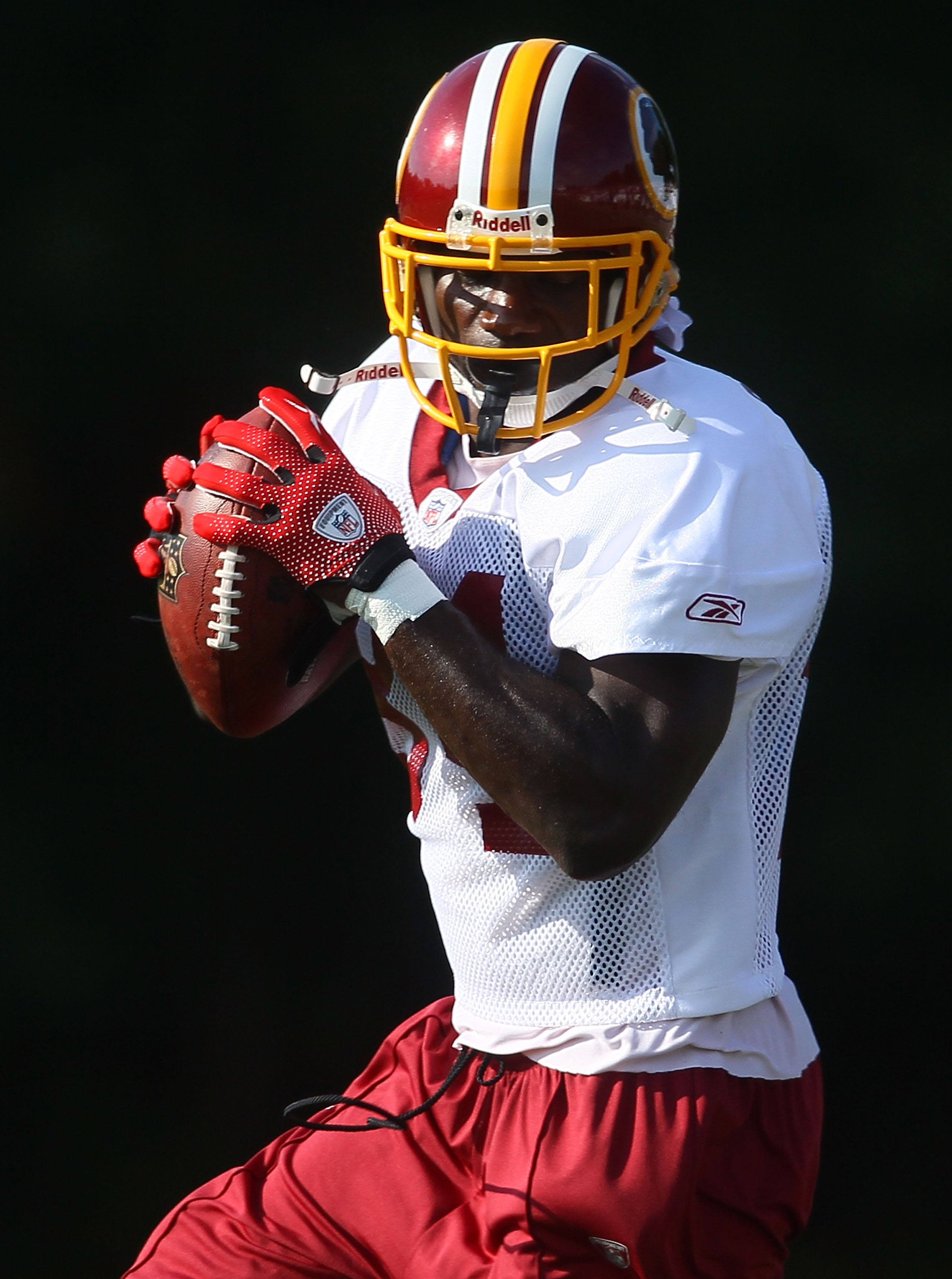 Washington Redskins Ladell Betts (46) eludes the tackle attempt of