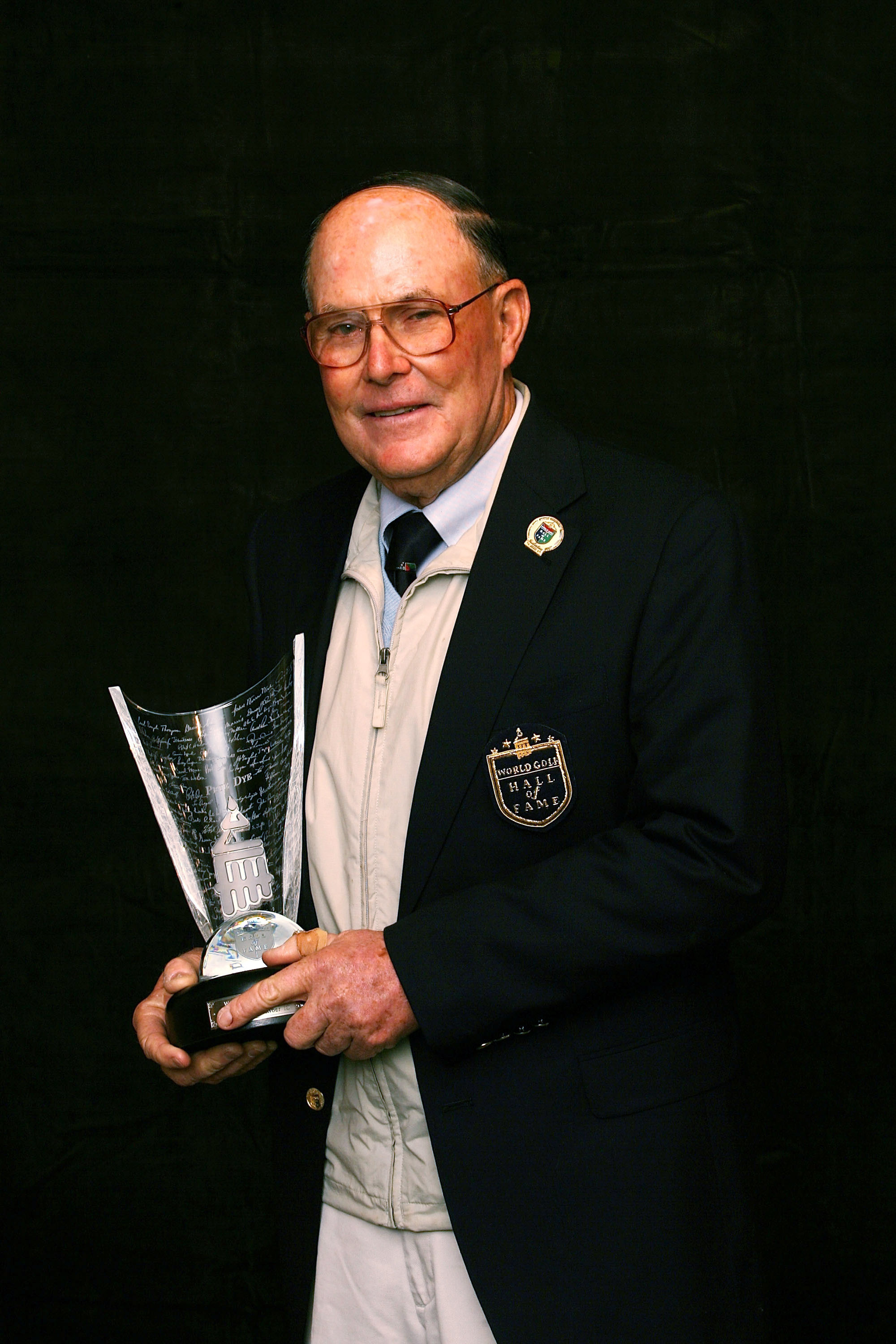 ST. AUGUSTINE, FL - NOVEMBER 10:  Pete Dye, a legendary golf course designer, holds his Hall of Fame trophy at the World Golf Hall of Fame on November 10, 2008 during induction ceremonies in St. Augustine, Florida.  (Photo by Marc Serota/Getty Images)