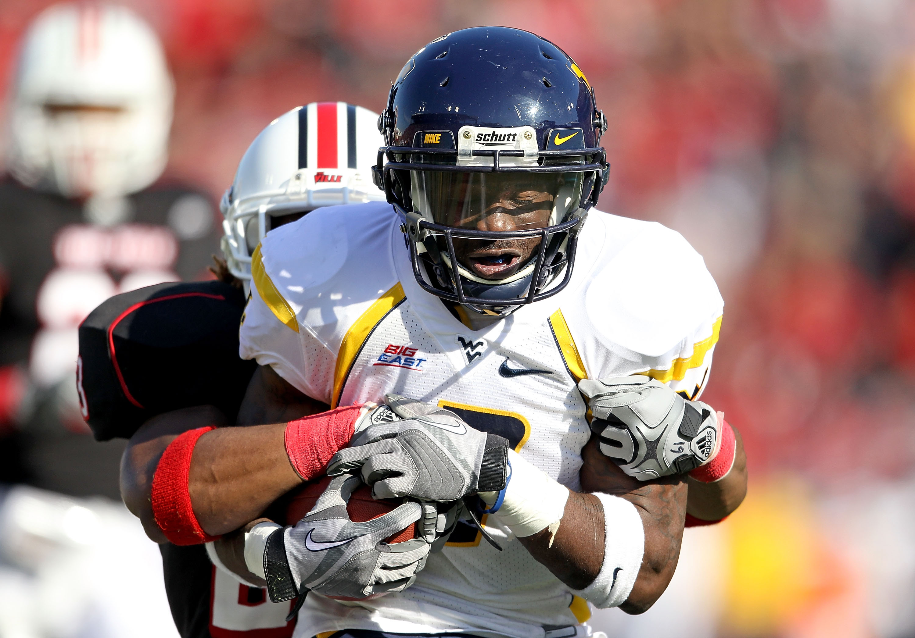 LOUISVILLE, KY - NOVEMBER 20: Noel Devine #7 of the West Virginia Mountaineers runs with the ball during the Big East Conference game against the Louisville Cardinals at Papa John's Cardinal Stadium on November 20, 2010 in Louisville, Kentucky. (Photo b