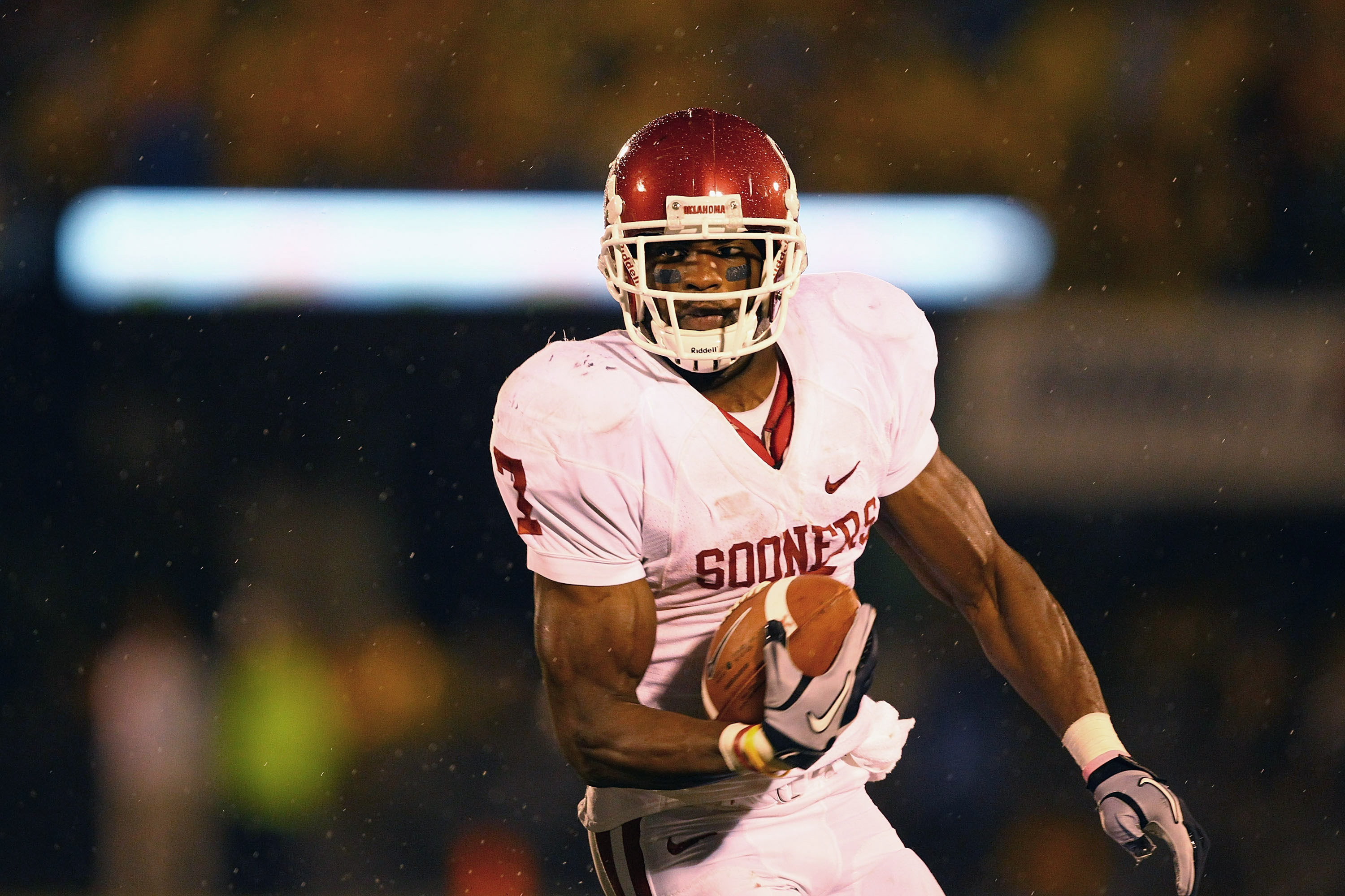 COLUMBIA, MO - OCTOBER 23: DeMarco Murray #7 of the Oklahoma Sooners in action against the Missouri Tigers at Faurot Field/Memorial Stadium on October 23, 2010 in Columbia, Missouri. The Tigers beat the Sooners 36-27. (Photo by Dilip Vishwanat/Getty Ima