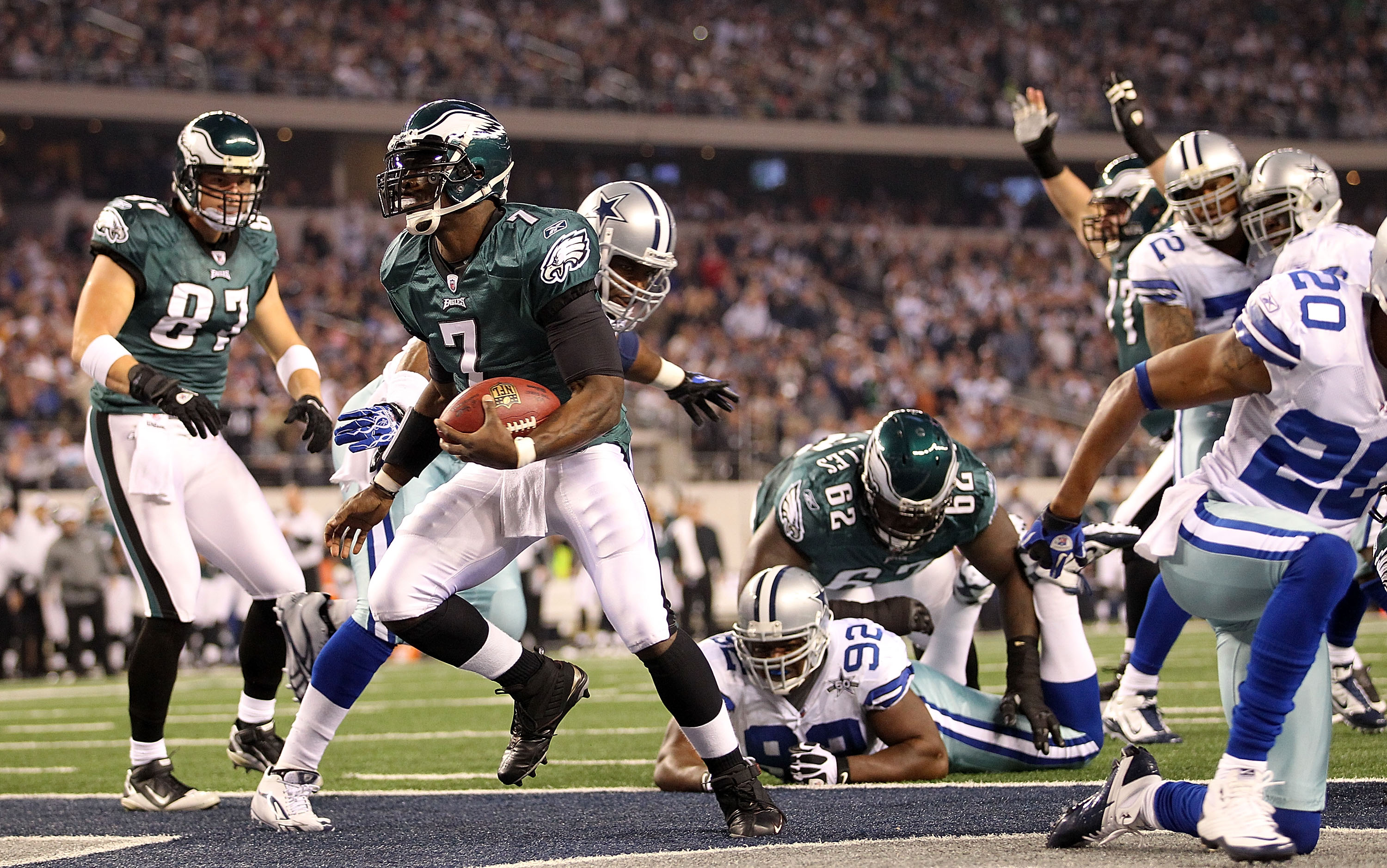 ARLINGTON, TX - DECEMBER 12:  Quarterback Michael Vick #7 of the Philadelphia Eagles runs for a touchdown against the Dallas Cowboys at Cowboys Stadium on December 12, 2010 in Arlington, Texas.  (Photo by Ronald Martinez/Getty Images)