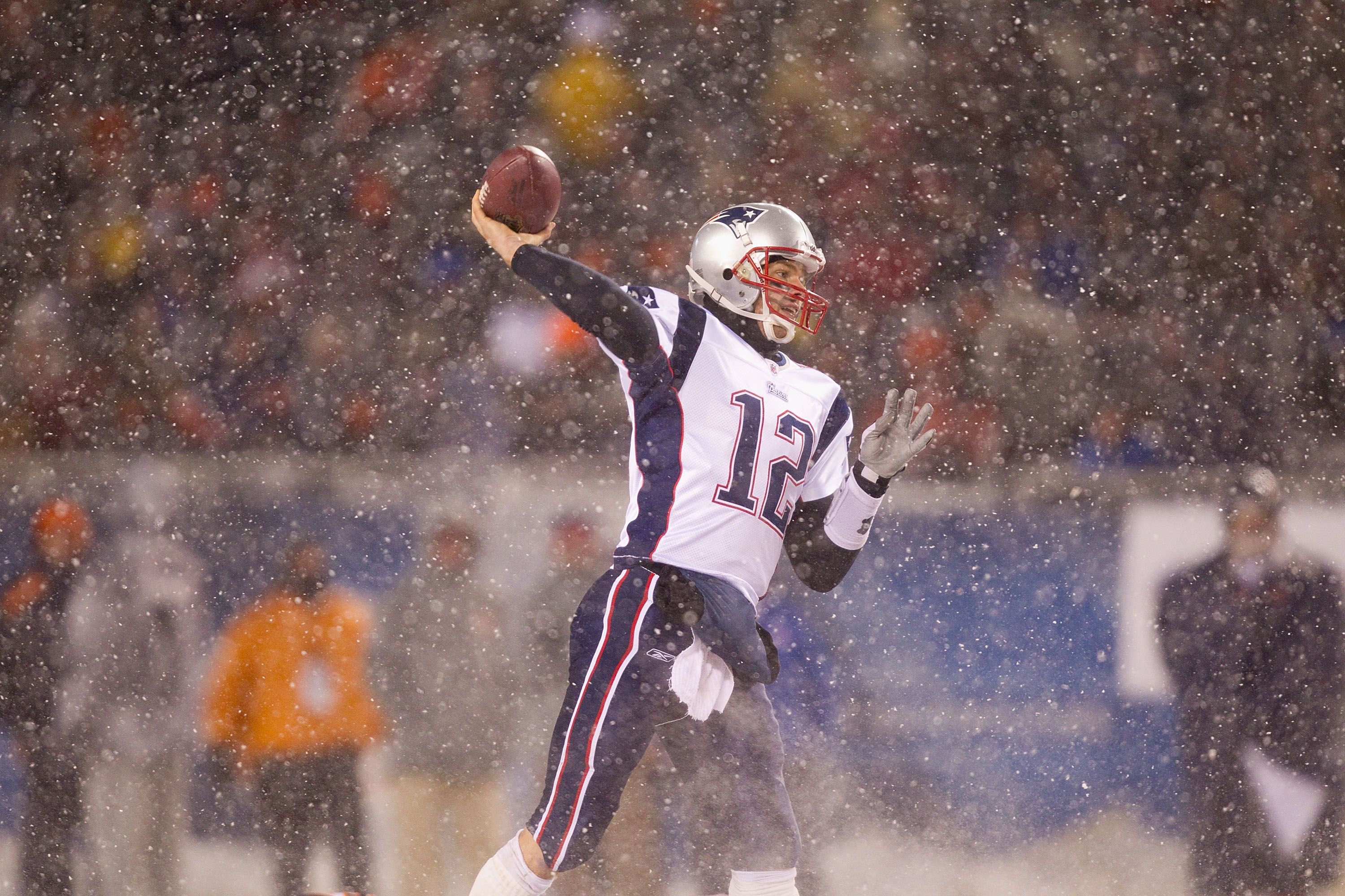 CHICAGO, IL - DECEMBER 12: Tom Brady #12 of the New England Patriots passes against the Chicago Bears at Soldier Field on December 12, 2010 in Chicago, Illinois.  The Patriots beat the Bears 36-7.  (Photo by Dilip Vishwanat/Getty Images)
