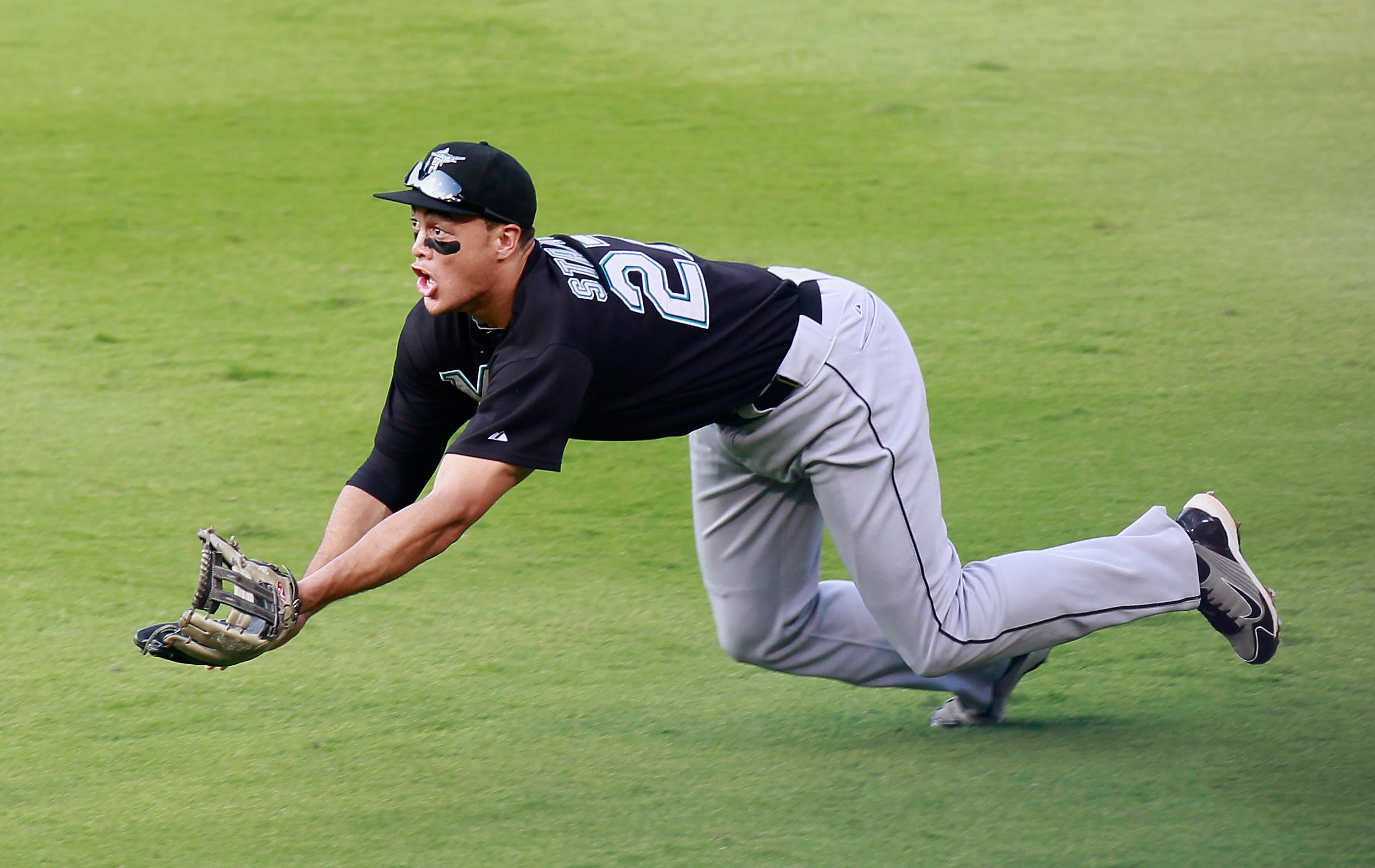 Uggla drives in 3 runs, Marlins stop Braves, 3-2