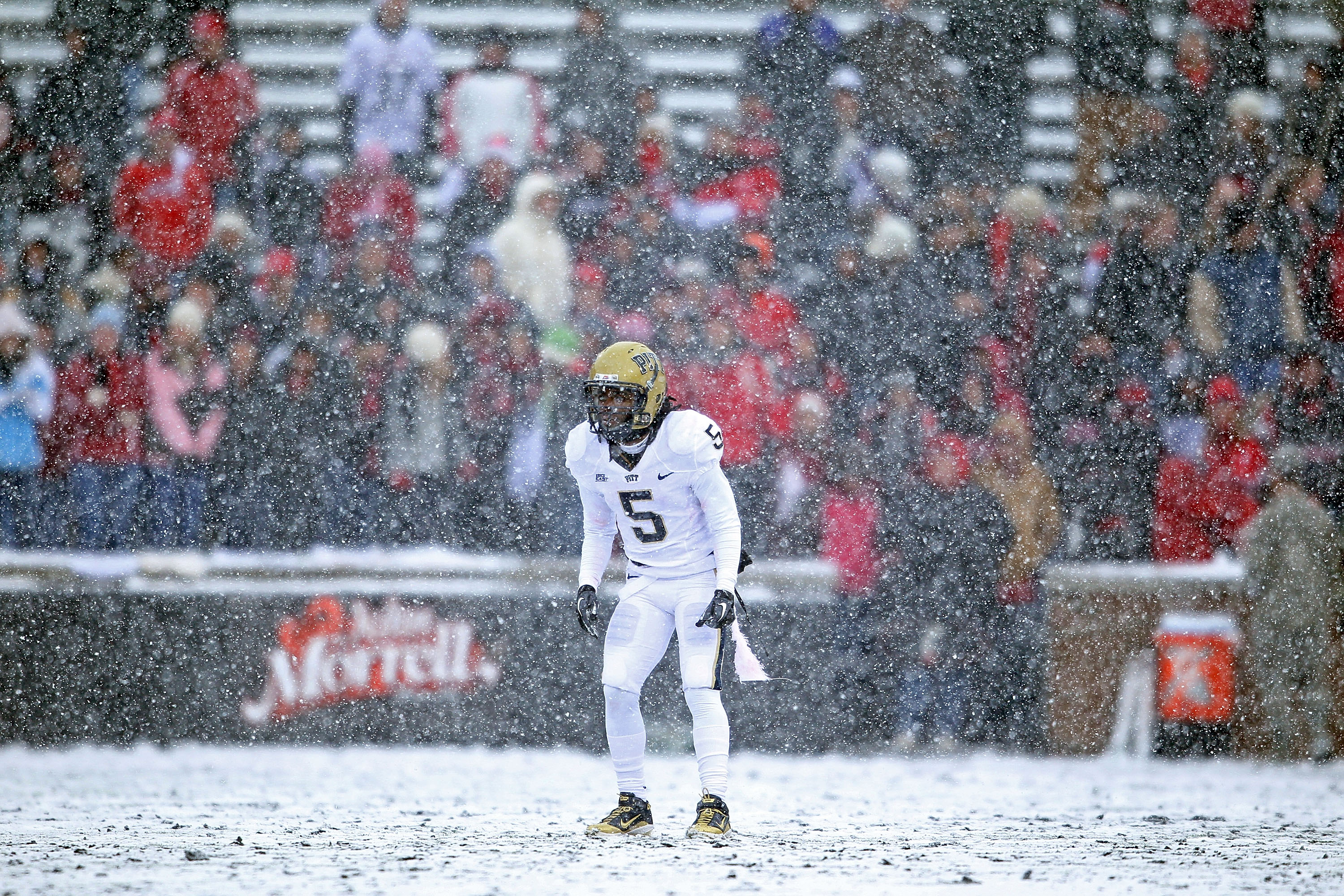 CINCINNATI, OH - DECEMBER 04:  Cameron Saddler #5 of the Pittsburgh Panthers waits to field a punt during the Big East Conference game against the Cincinnati Bearcats at Nippert Stadium on December 4, 2010 in Cincinnati, Ohio.  Pittsburgh won 28-10.  (Pho