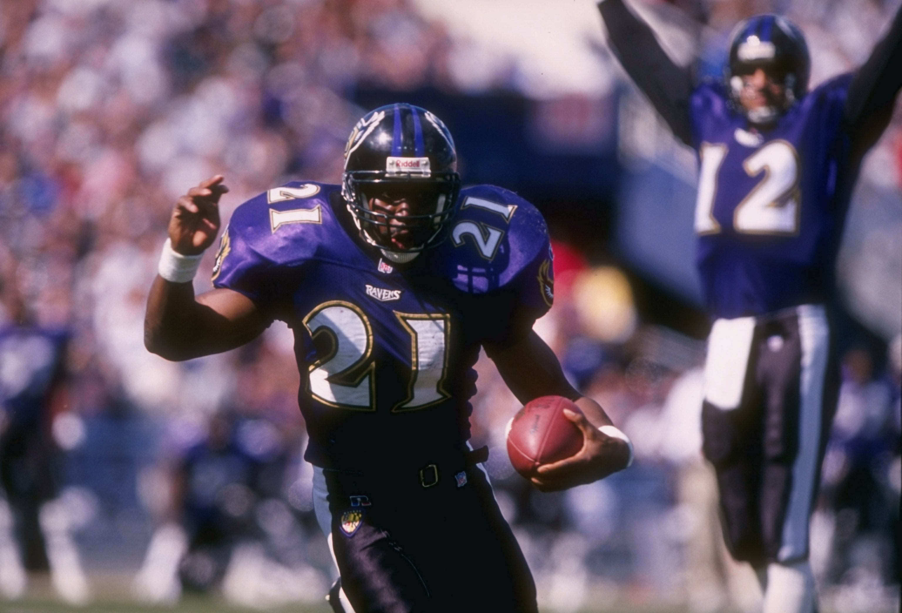 6 Oct 1996: Running back Earnest Byner #21 of the Baltimore Ravens keeps his eyes focused up field as makes a cut to the outside to avoid pursuing tacklers from the New England Patriots and score a touch down as quarterback Vinny Testaverde celebrates in