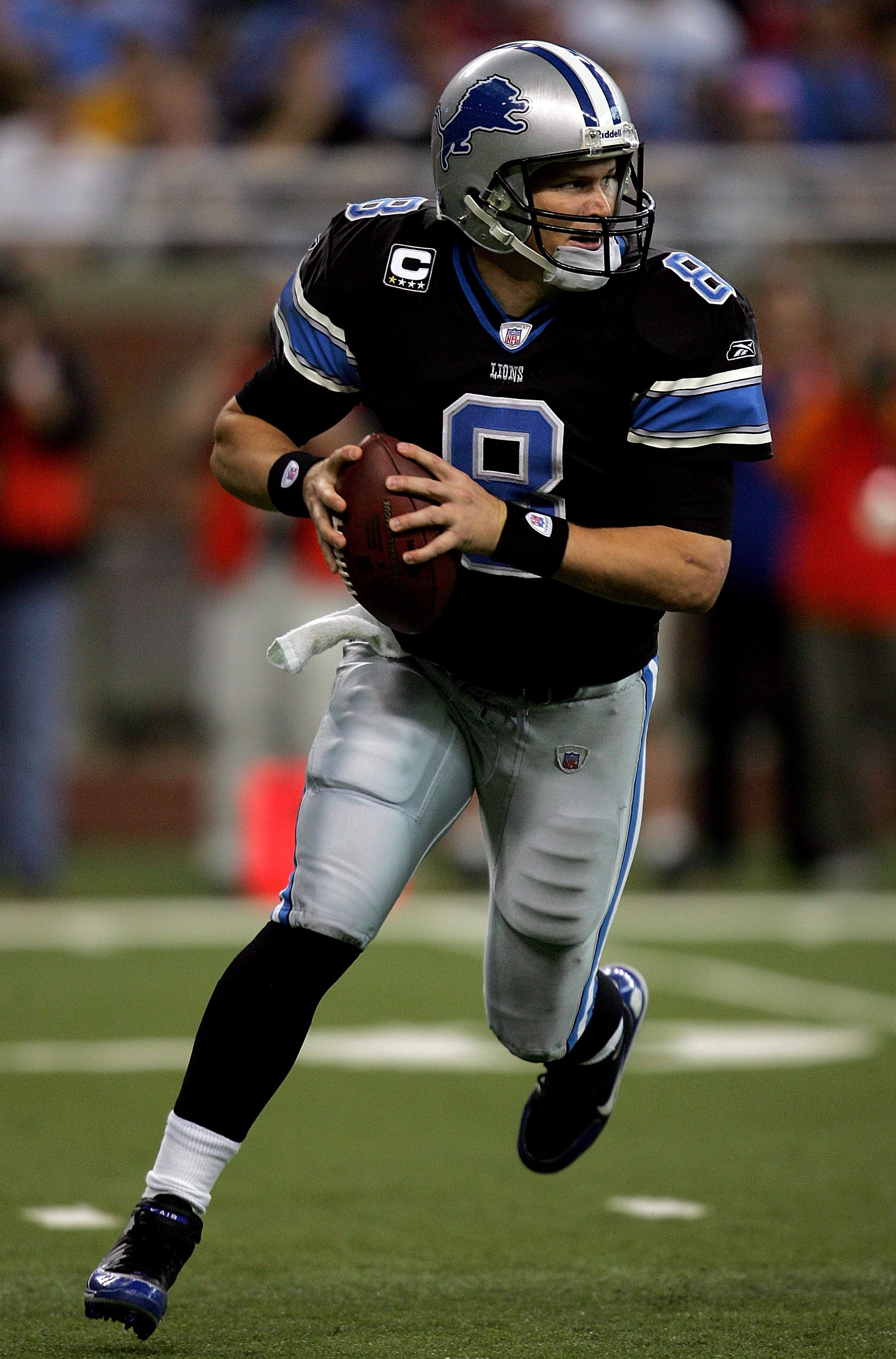 DETROIT - OCTOBER 21: Jon Kitna #8 of the Detroit Lions rolls out of the pocket against the Tampa Bay Buccaneers October 21, 2007 at Ford Field in Detroit, Michigan.  (Photo by Matthew Stockman/Getty Images)