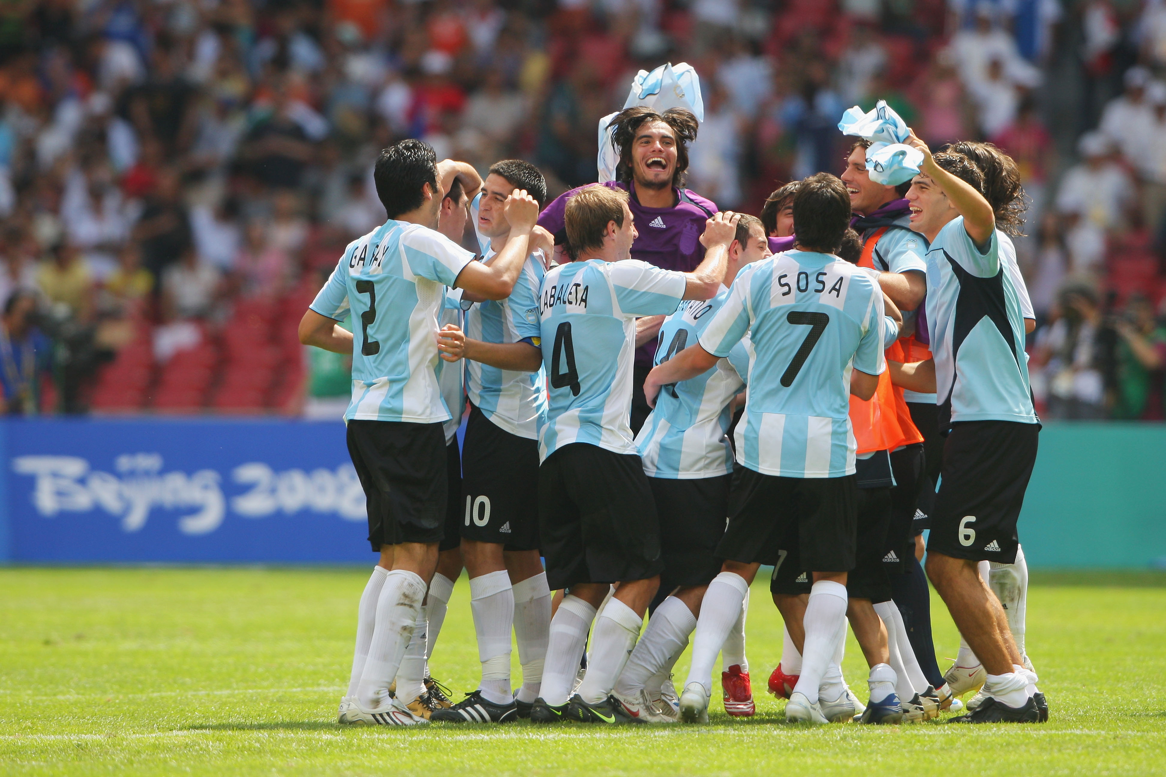 BEIJING - AUGUST 23:  Argentina celebrate winning the Men's Gold Medal football match between Nigeria and Argentina at the National Stadium on Day 15 of the Beijing 2008 Olympic Games on August 23, 2008 in Beijing, China.  (Photo by Stu Forster/Getty Imag