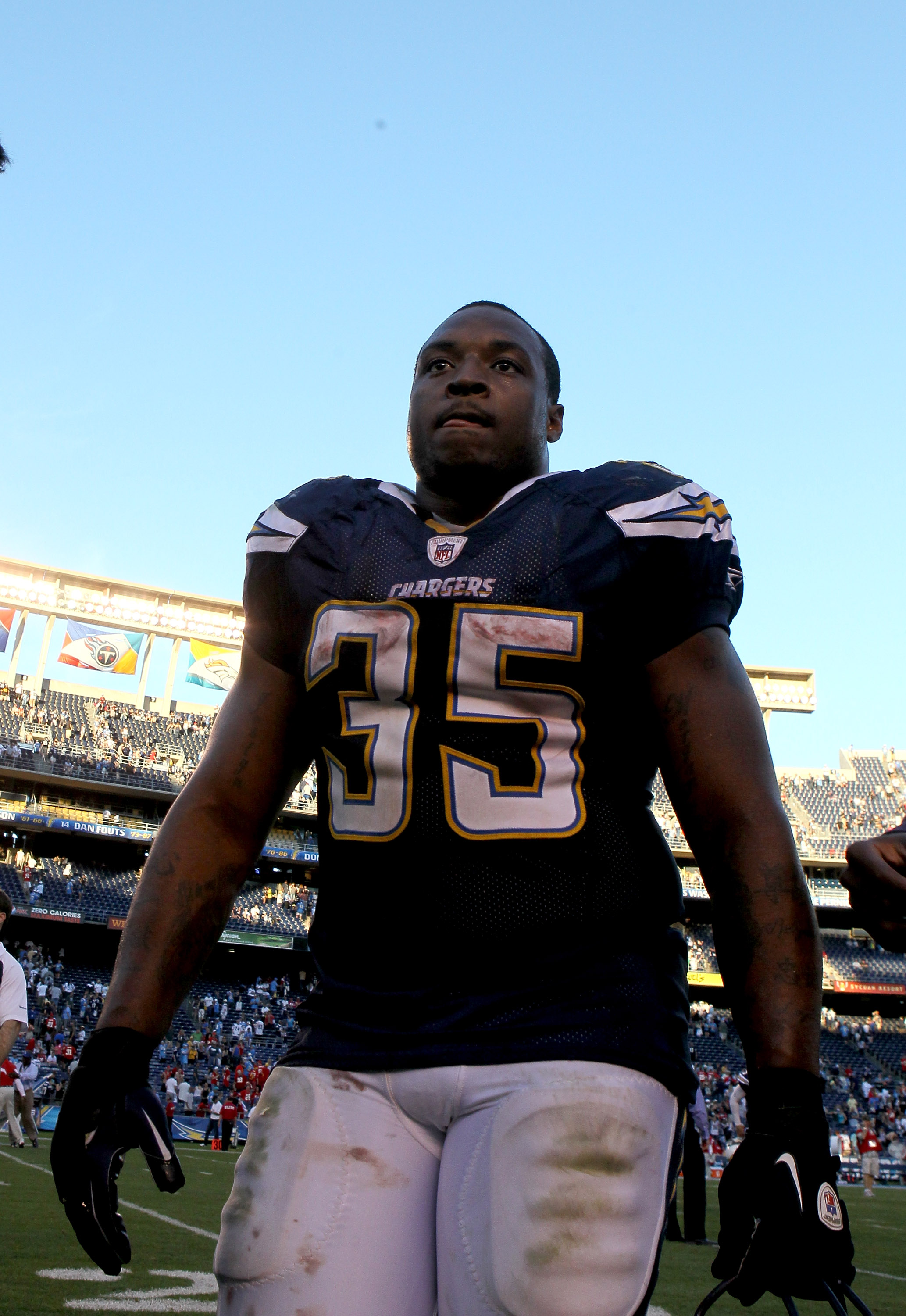 San Diego Chargers FB Mike Tolbert (35) runs around Oakland