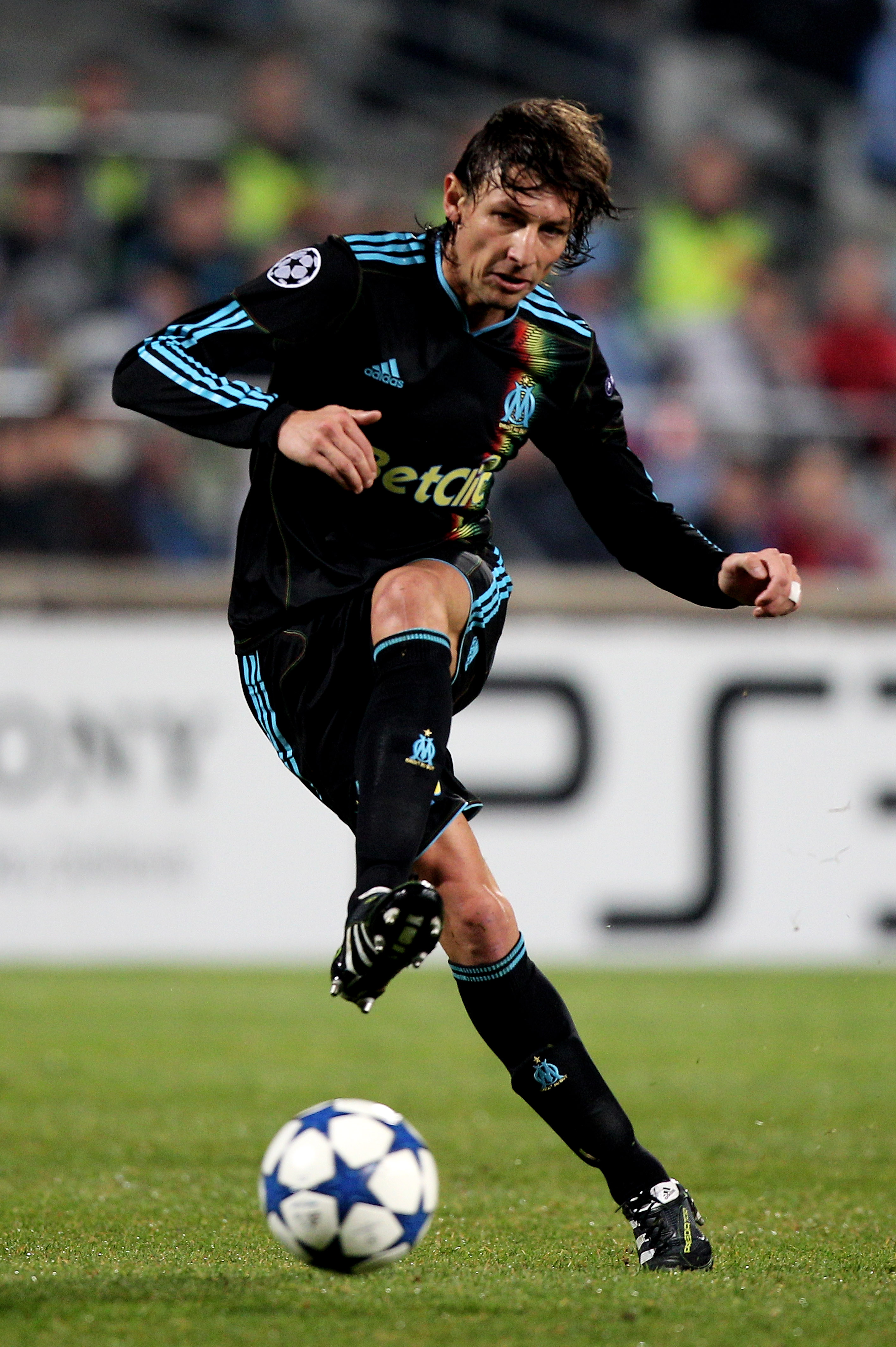 MARSEILLE, FRANCE - DECEMBER 08: Gabriel Heinze of Marseille passes the ball during the UEFA Champions League Group F match between Marseille and Chelsea at the Stade Velodrome on December 8, 2010 in Marseille, France. (Photo by Michael Steele/Getty Image