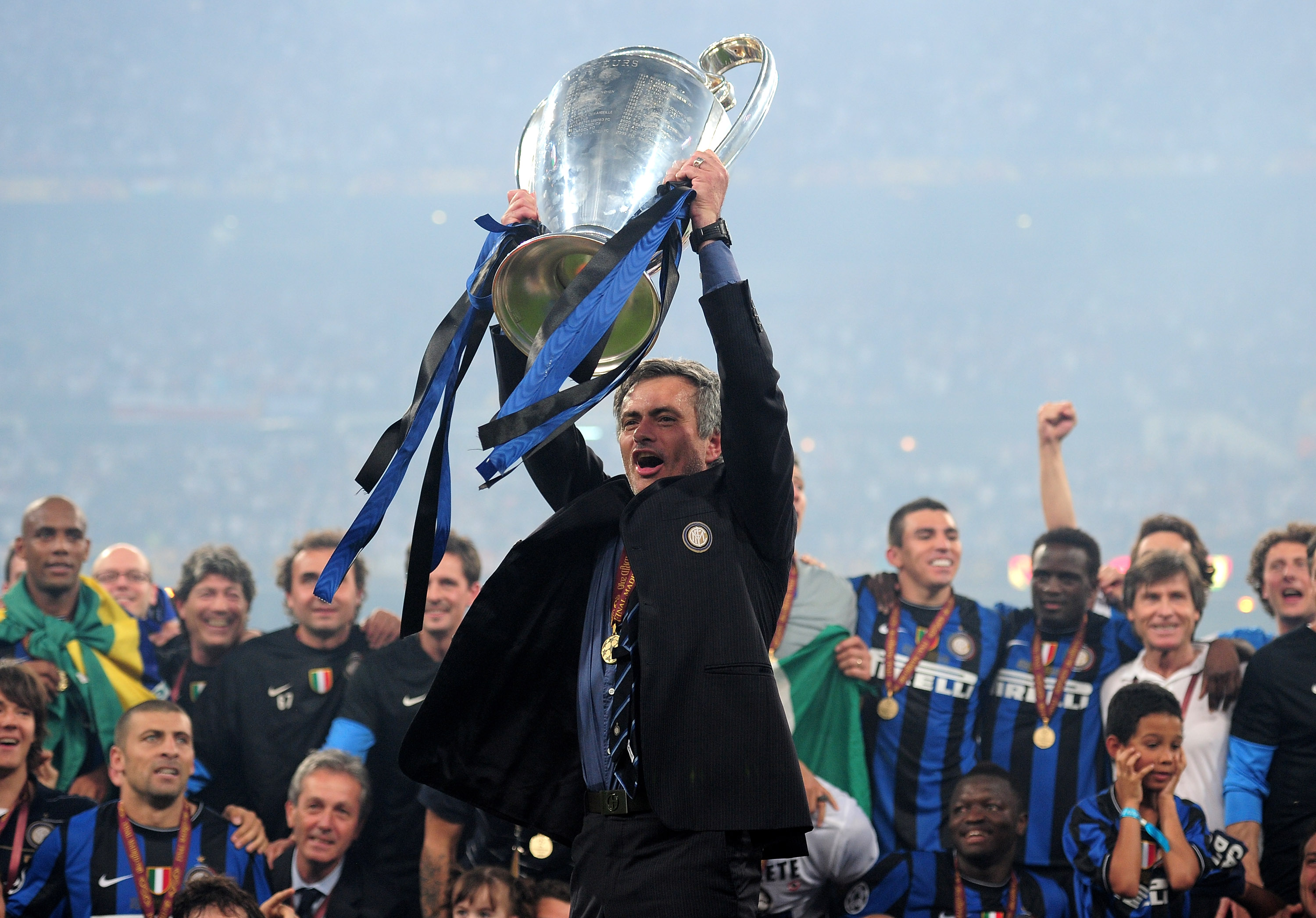 MADRID, SPAIN - MAY 22:  Jose Mourinho the Inter Milan coach holds the trophy aloft after winning the UEFA Champions League Final match between FC Bayern Muenchen and Inter Milan at the Estadio Santiago Bernabeu on May 22, 2010 in Madrid, Spain.  (Photo b