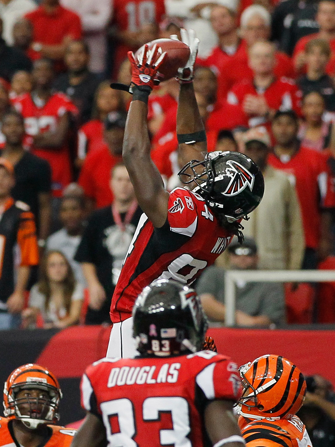 ATLANTA - OCTOBER 24:  Roddy White #84 of the Atlanta Falcons pulls in this two-point conversion against the Cincinnati Bengals at Georgia Dome on October 24, 2010 in Atlanta, Georgia.  (Photo by Kevin C. Cox/Getty Images)