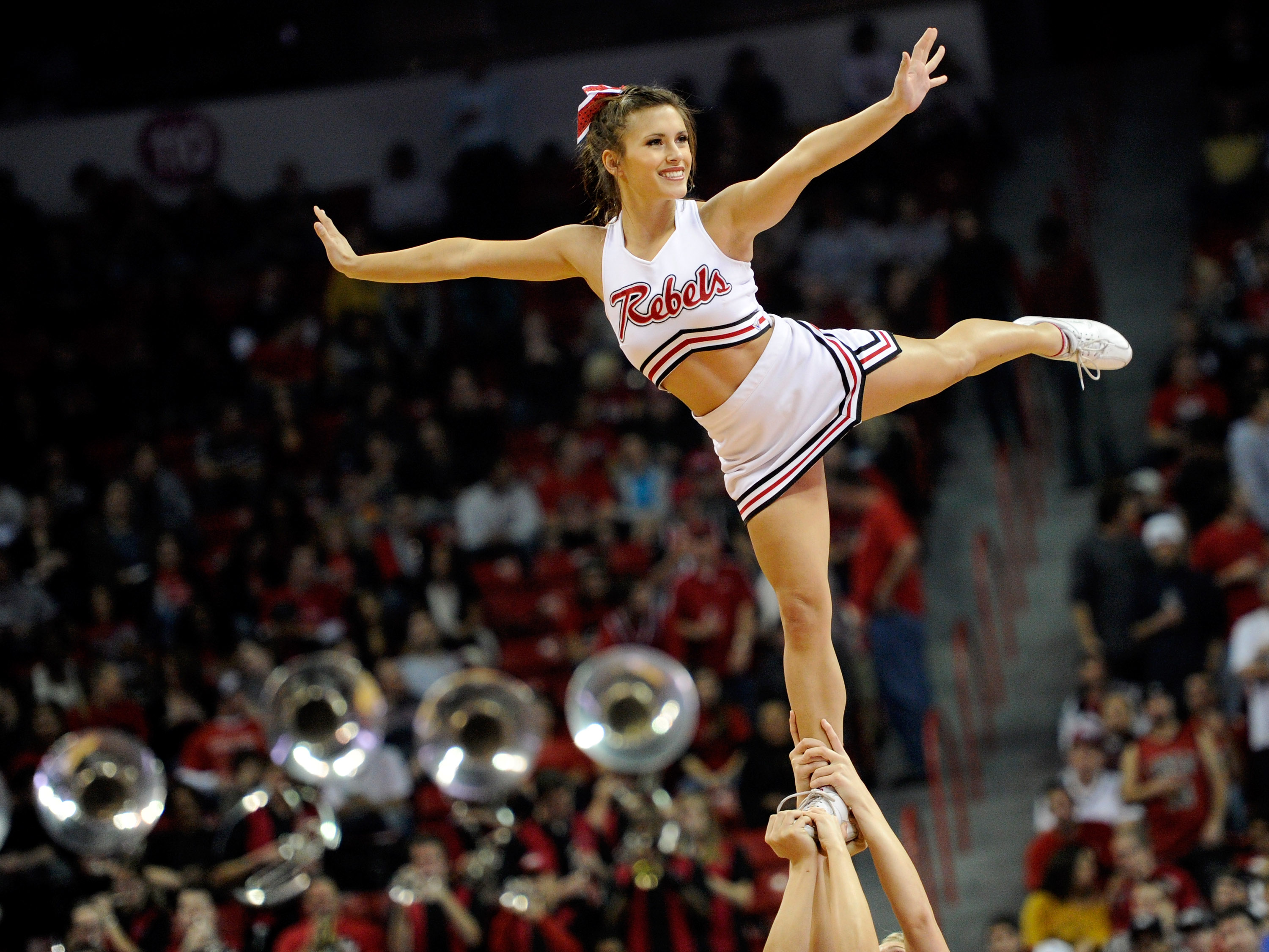 College Basketballs Top 25 Hottest Cheerleaders Bleacher Report 