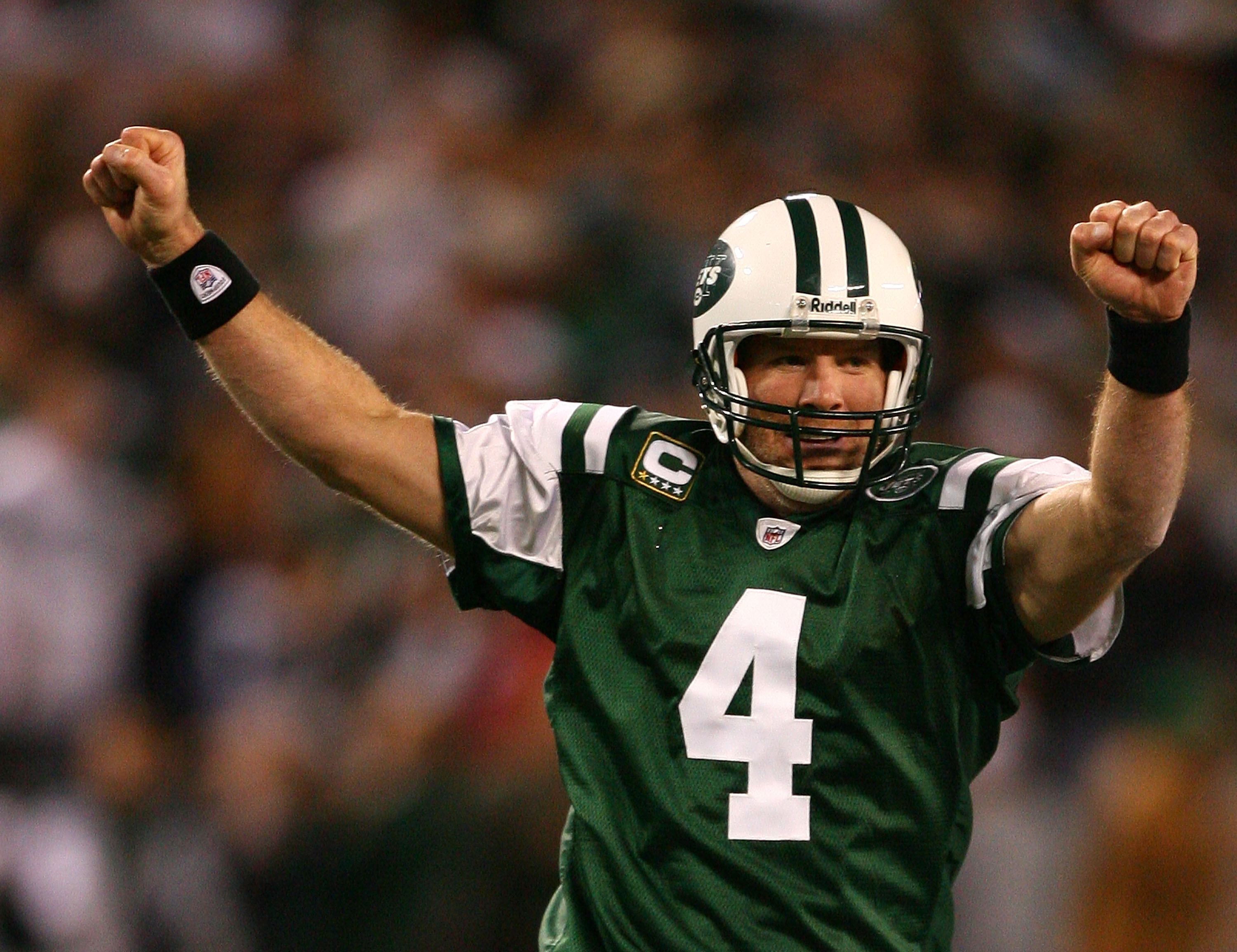 New York Jets' Brett Favre looks to pass against the Seattle