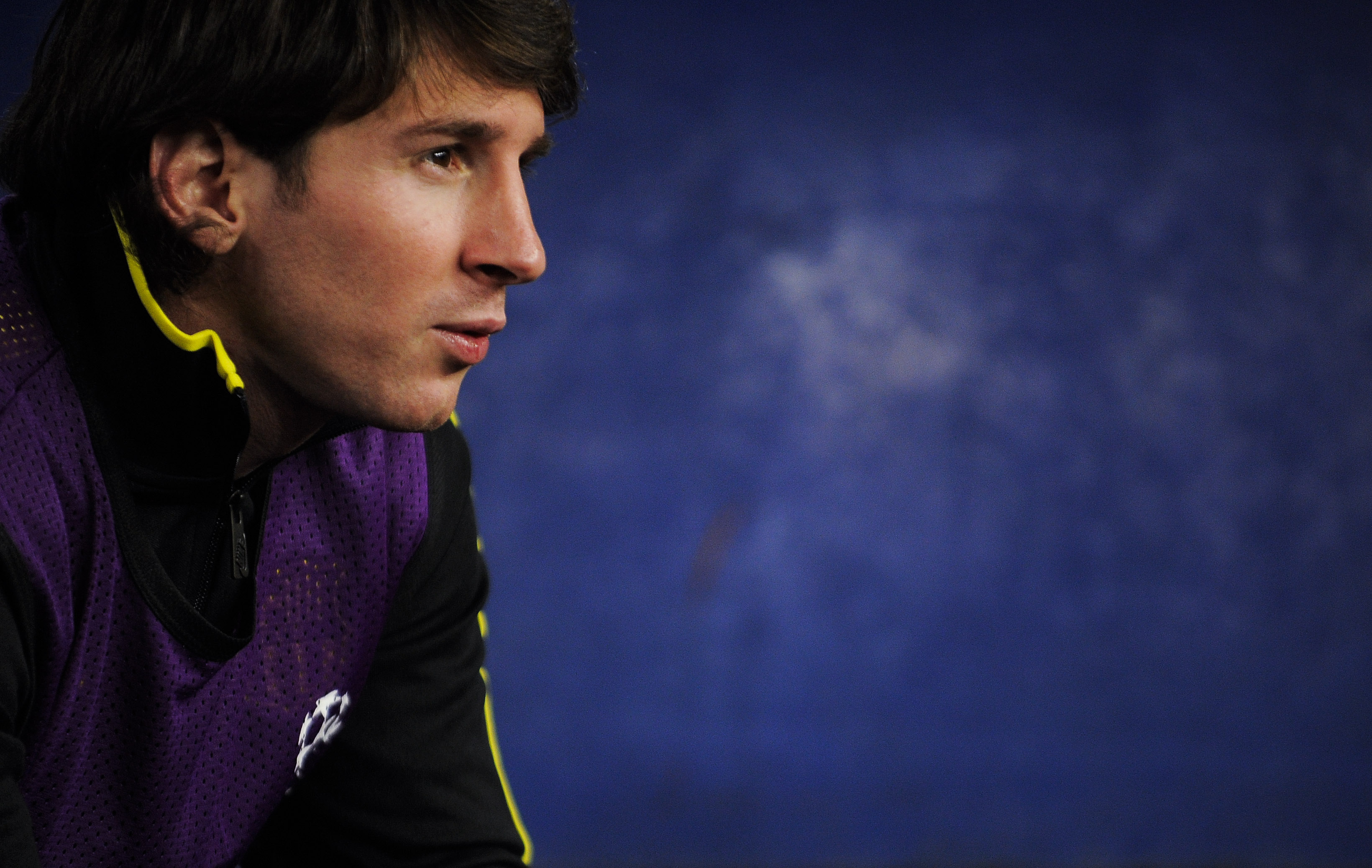 BARCELONA, SPAIN - DECEMBER 07:  Lionel Messi of Barcelona looks on from the bench prior the Champions League match between Barcelona and Rubin Kazan at Camp Nou Stadium on December 7, 2010 in Barcelona, Spain. Barcelona won 2-0.  (Photo by David Ramos/Ge