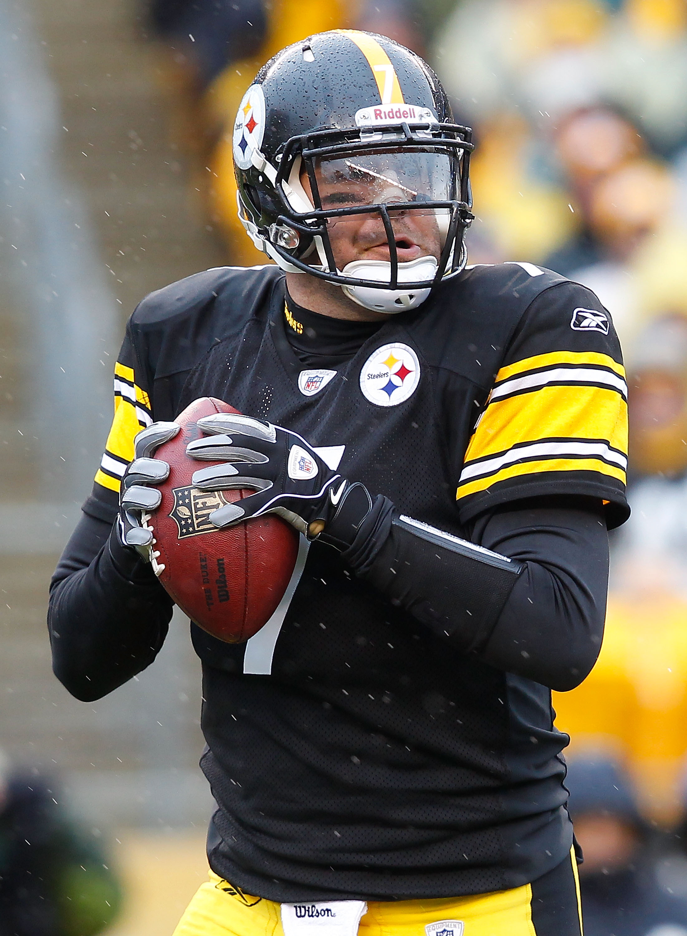 David Garrard of the Jacksonville Jaguars talks to Ben Roethlisberger  News Photo - Getty Images