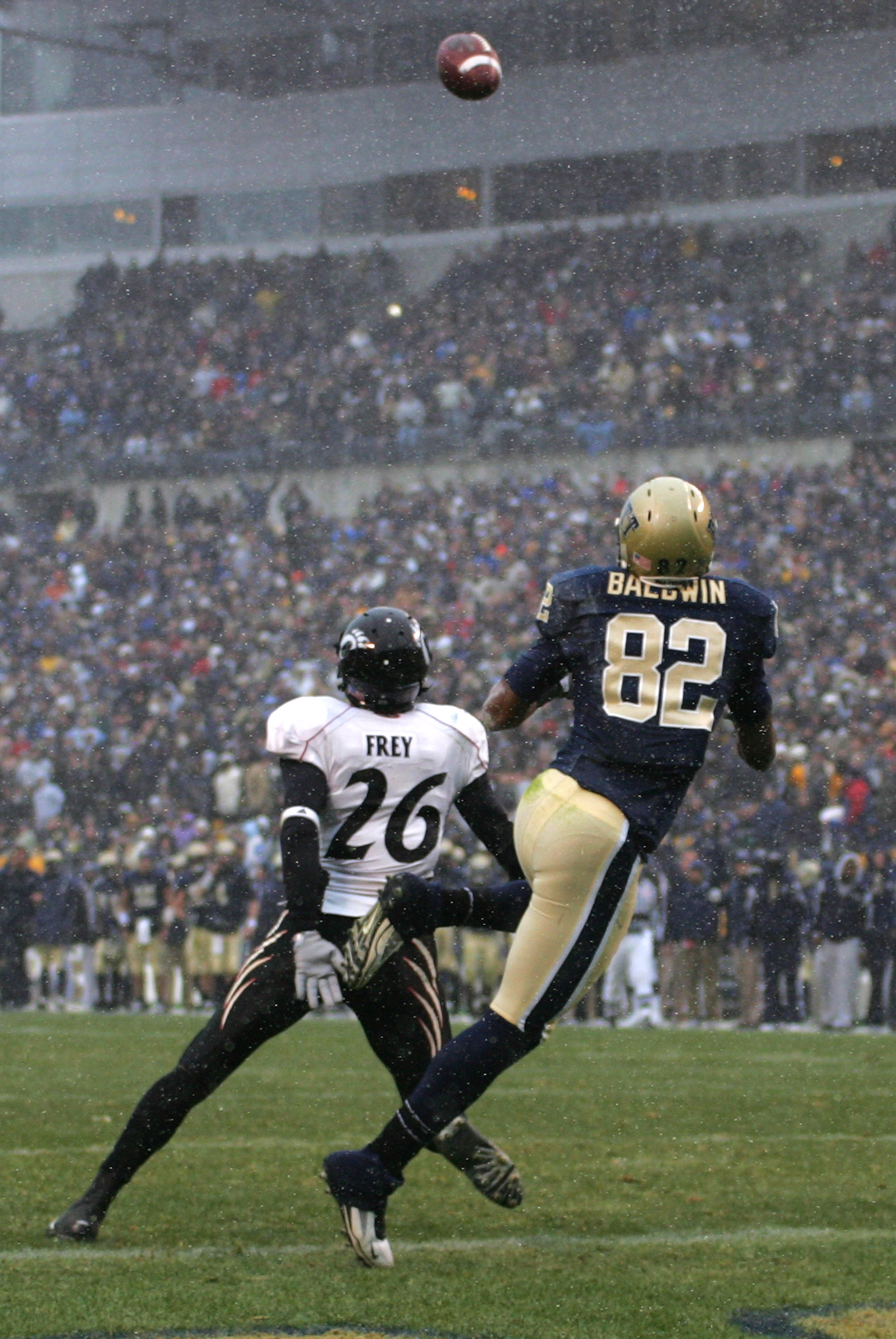 PITTSBURGH - DECEMBER 05:  Jonathan Baldwin #82 of the University of Pittsburgh Panthers catches a touchdown in the fourth quarter against the Cincinnati Bearcats on December 5, 2009 at Heinz Field in Pittsburgh, Pennsylvania. (Photo by Jared Wickerham/Ge