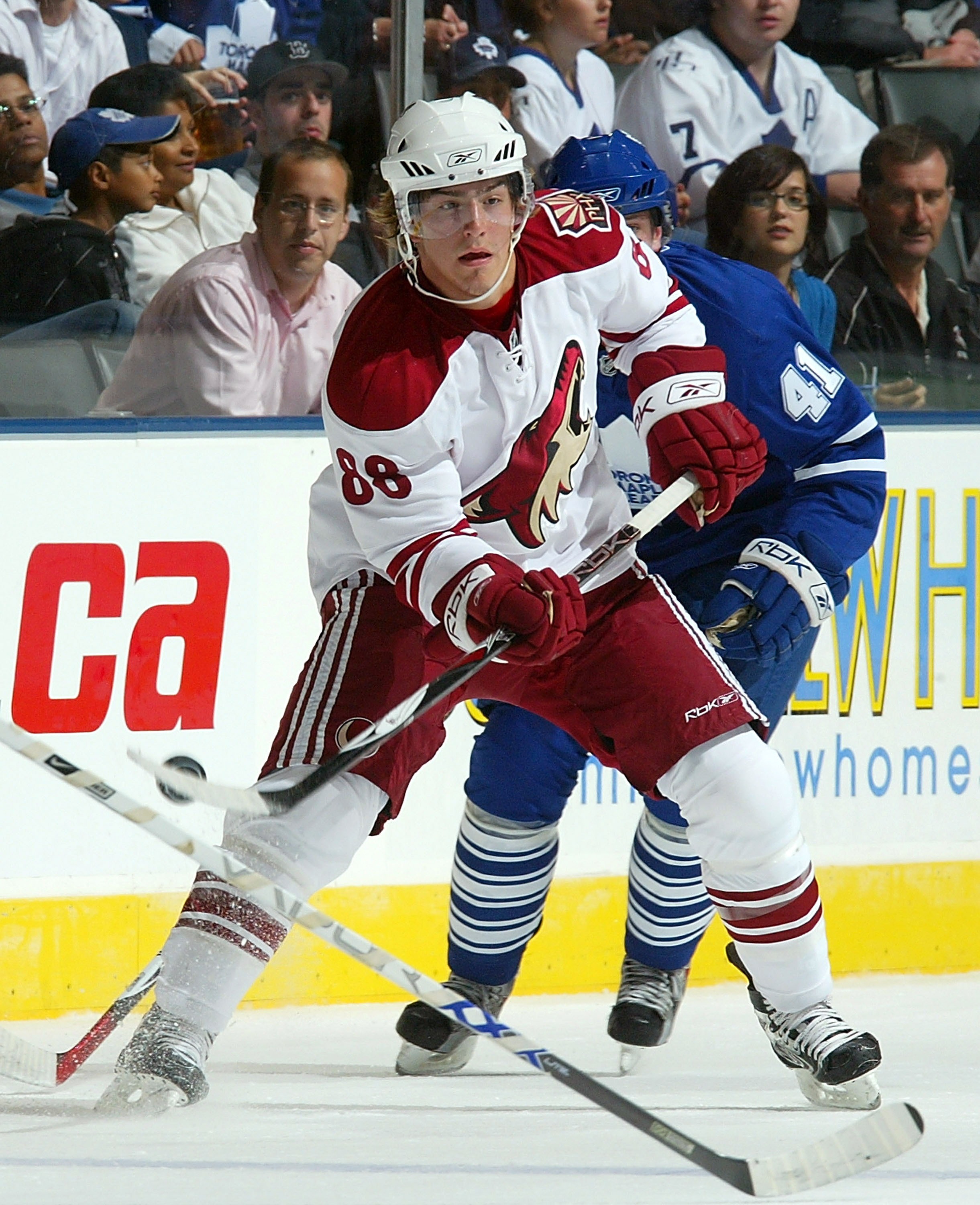 TORONTO - SEPTEMBER 20:  Peter Mueller #88 of the Phoenix Coyotes makes a pass while facing the Toronto Maple Leafs during their NHL game at the Air Canada Centre September 20, 2007 in Toronto, Ontario.(Photo By Dave Sandford/Getty Images)