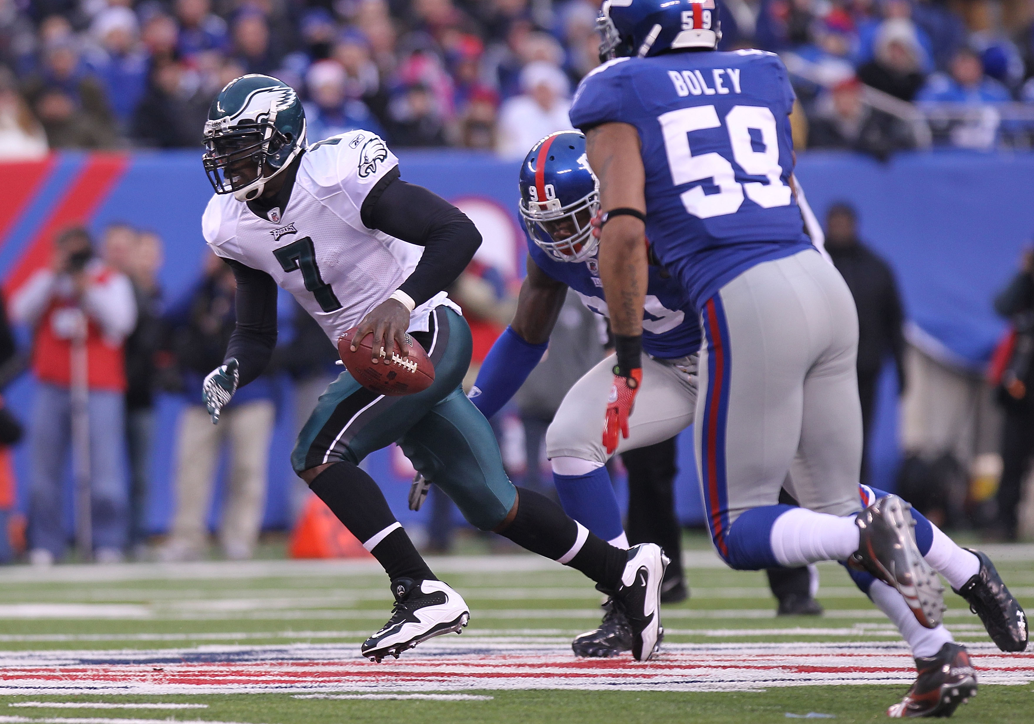 EAST RUTHERFORD, NJ - DECEMBER 19:  Michael Vick #7 of the Philadelphia Eagles rushes against the New York Giants at New Meadowlands Stadium on December 19, 2010 in East Rutherford, New Jersey.  (Photo by Nick Laham/Getty Images)
